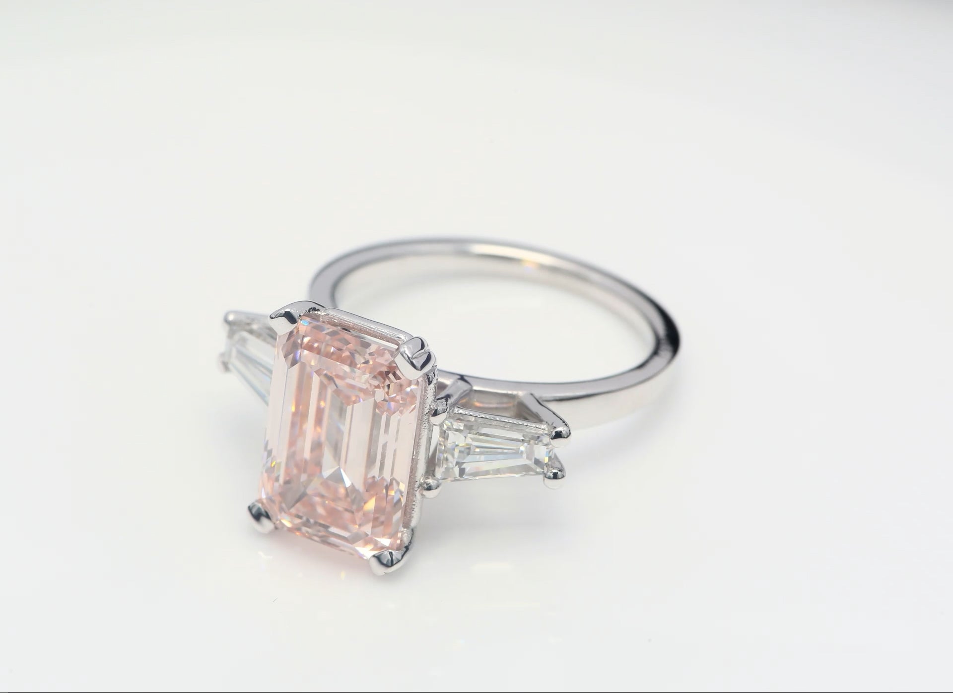 5.00 CT (ROSA SMARAGD) TRESTENSDIAMANTRING