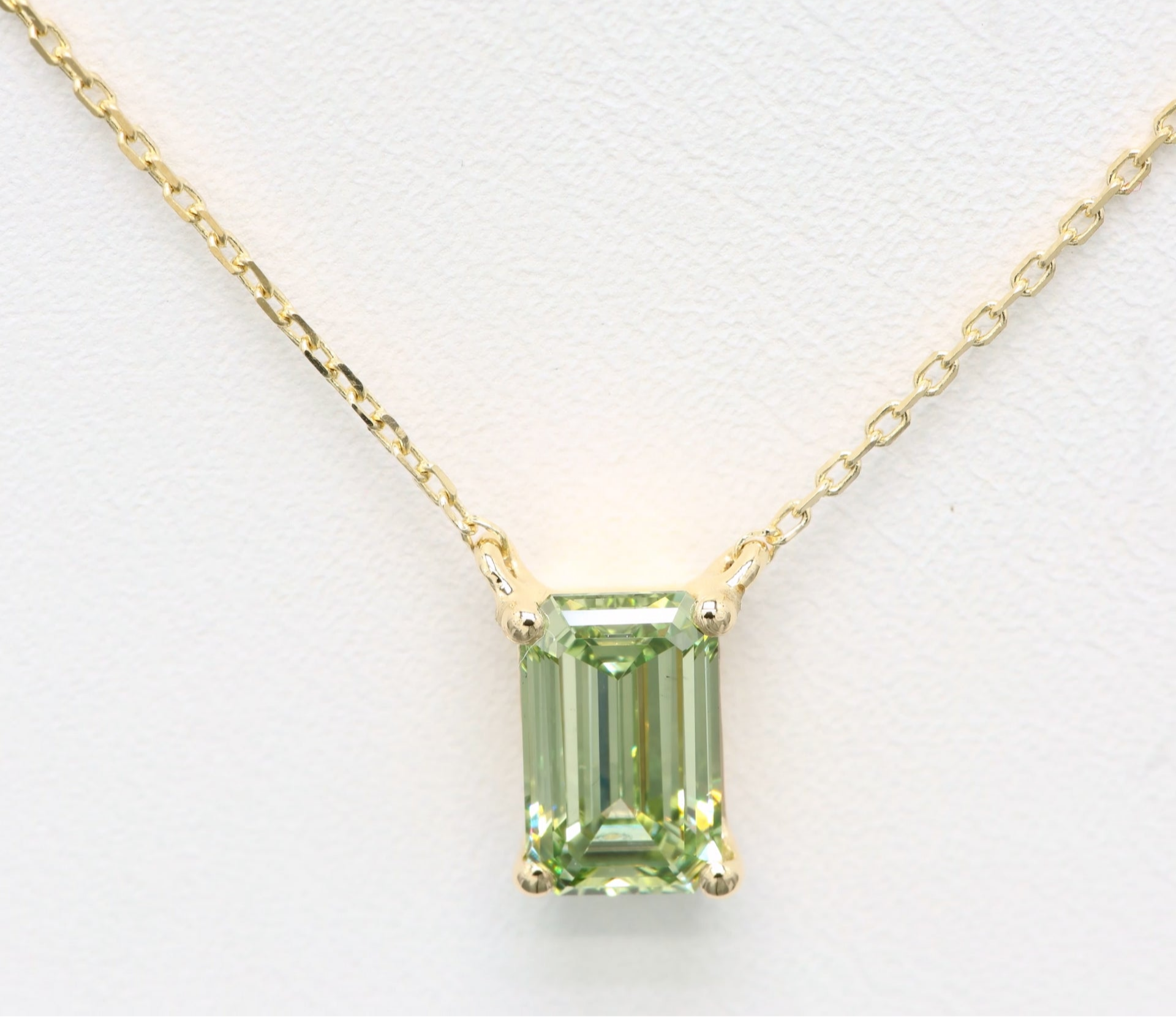 Diamanthalsband i 18k gult guld med en 1 ct grön smaragdslipad labbodlad diamant i solitär infattning.