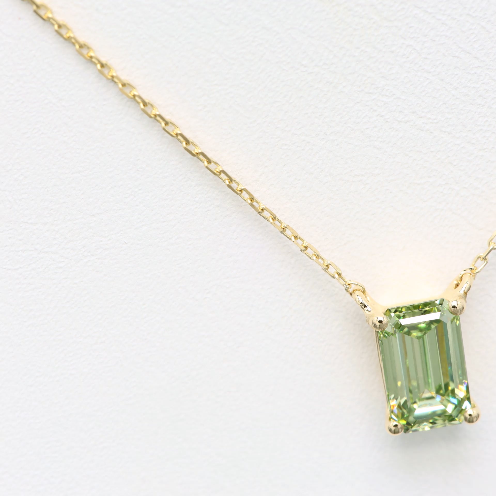 Diamanthalsband i 18k gult guld med en 1 ct grön smaragdslipad labbodlad diamant i solitär infattning.
