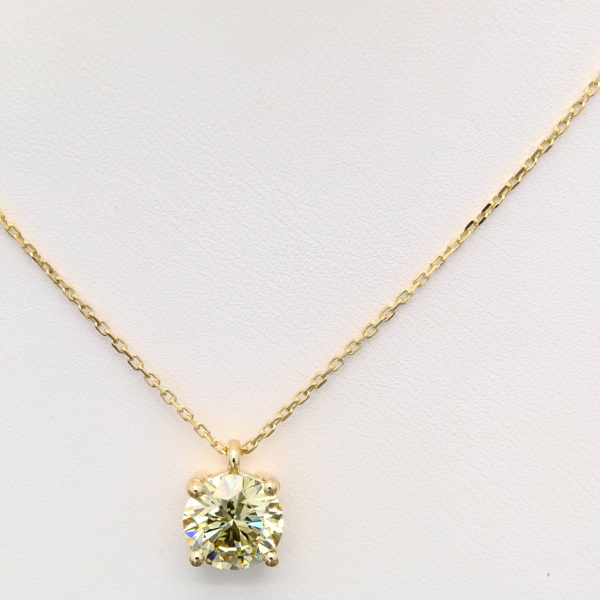 Diamanthalsband i 18k roséguld med en 2 ct gul briljantslipad labbodlad diamant i solitär infattning.