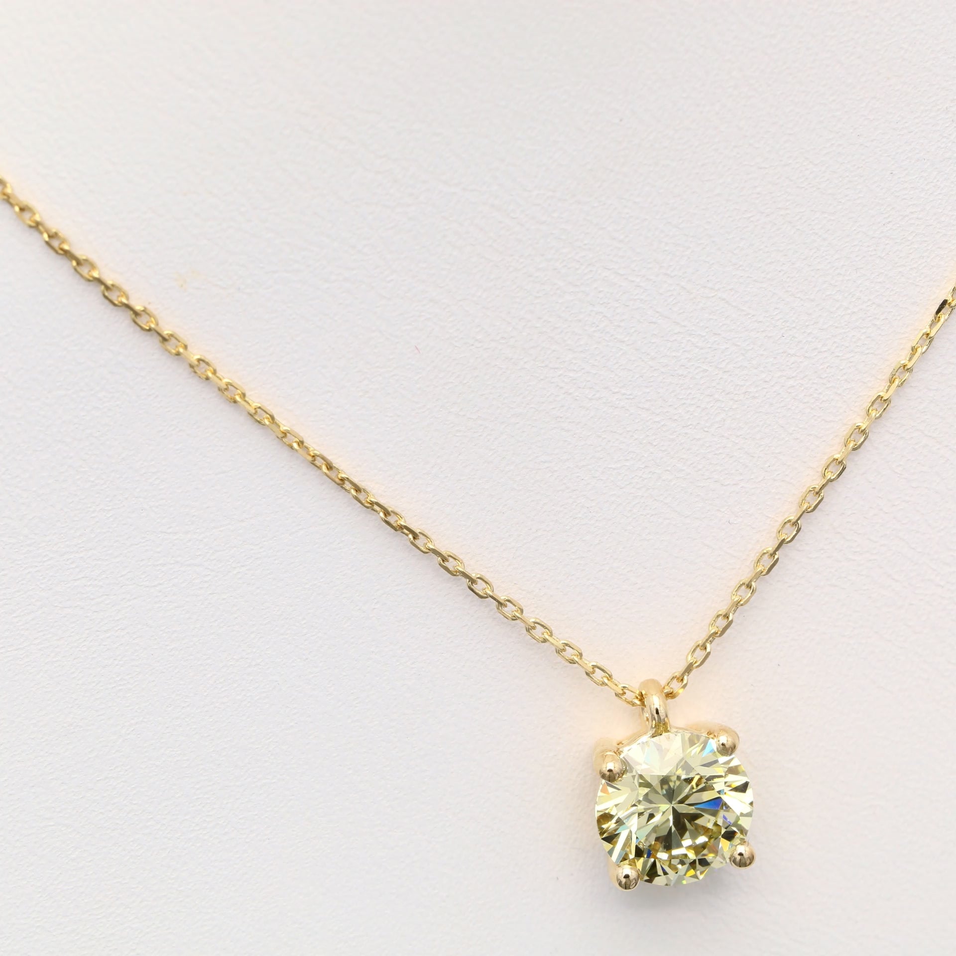 Diamanthalsband i 18k roséguld med en 2 ct gul briljantslipad labbodlad diamant i solitär infattning.