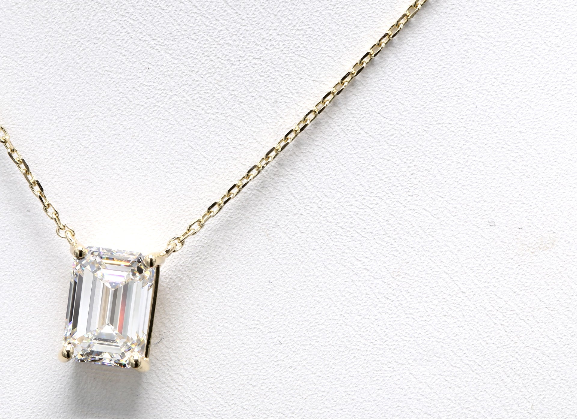 Diamanthalsband i 18k gult guld med en 3 ct smaragdslipad labbodlad diamant i solitär infattning.