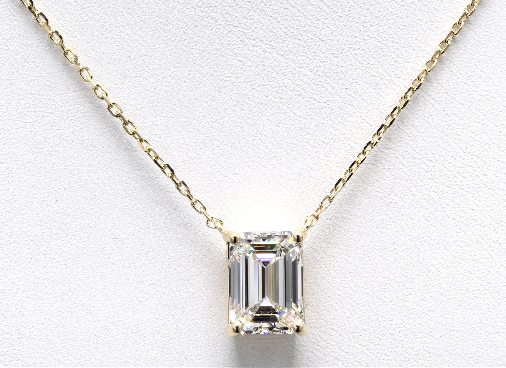 Diamanthalsband i 18k gult guld med en 3 ct smaragdslipad labbodlad diamant i solitär infattning.