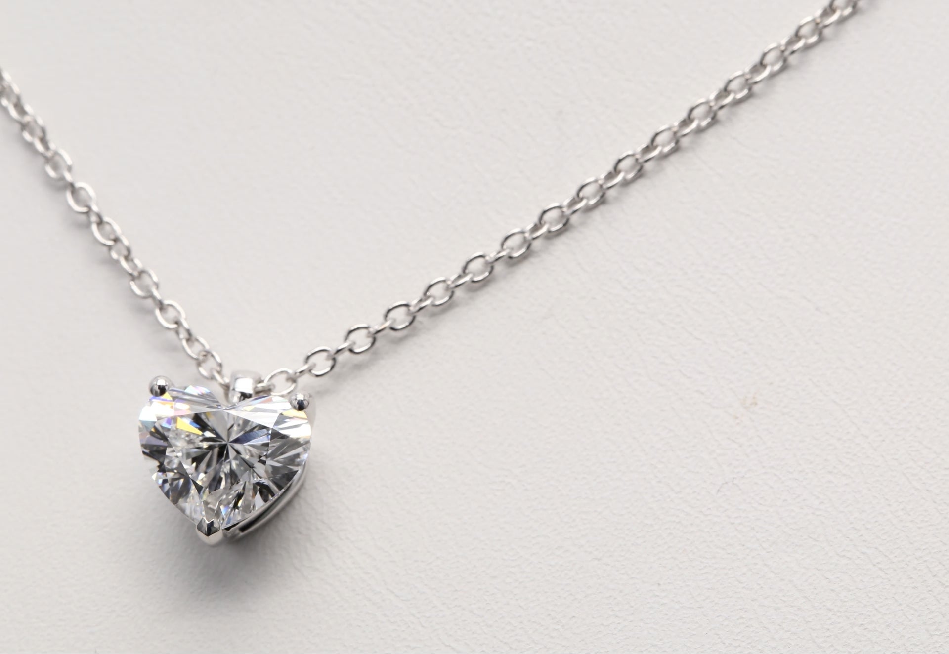 Diamanthalsband i 18k vitguld med en 2 ct hjärtslipad labbodlad diamant i solitär infattning.