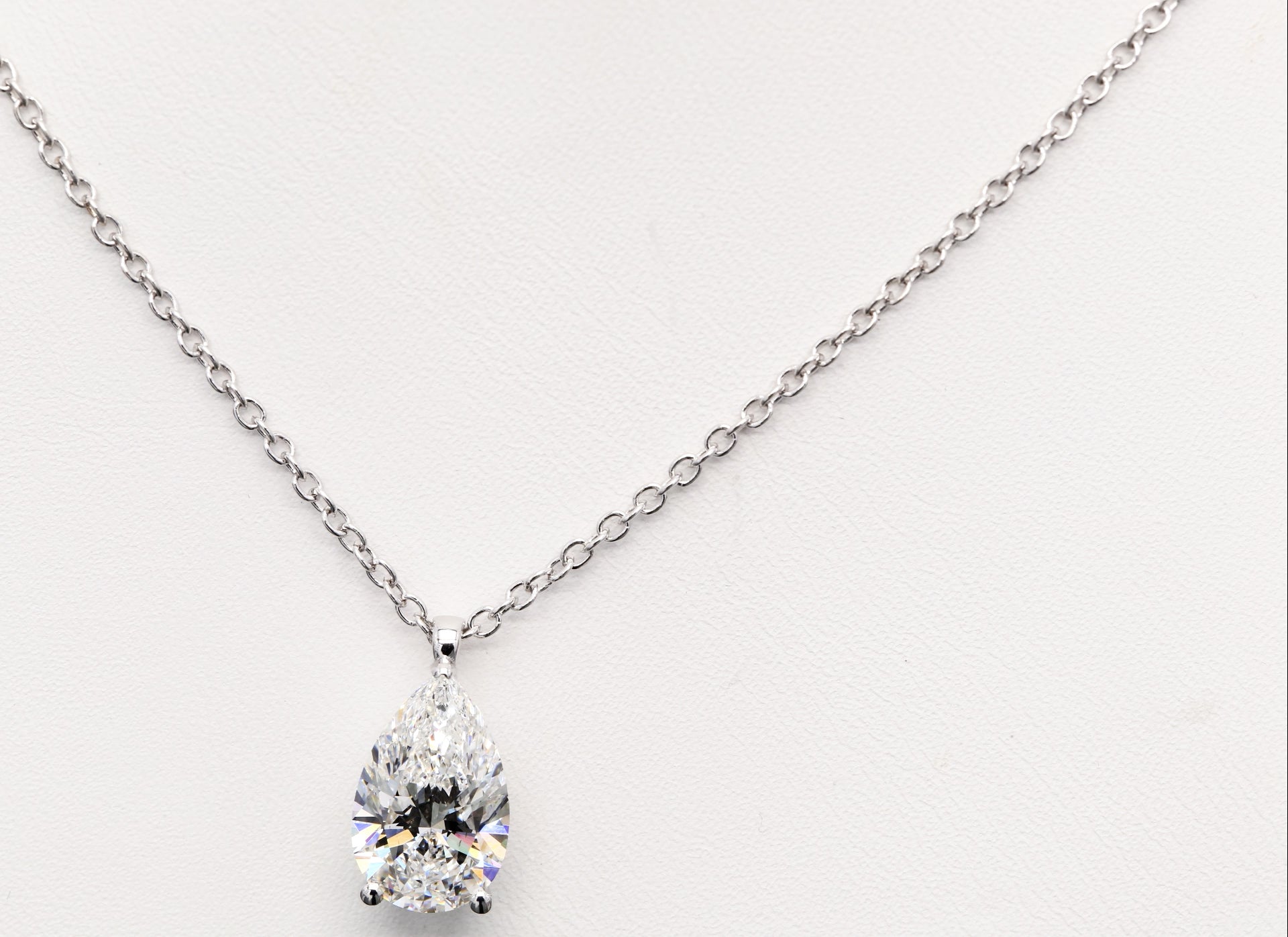 Diamanthalsband i 18k vitguld med en 3 ct päronslipad labbodlad diamant i solitär infattning.