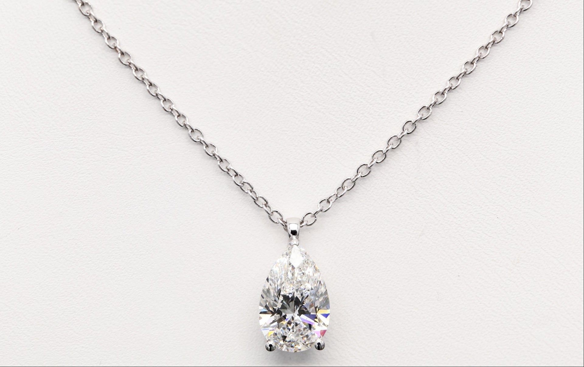 Diamanthalsband i 18k vitguld med en 3 ct päronslipad labbodlad diamant i solitär infattning.