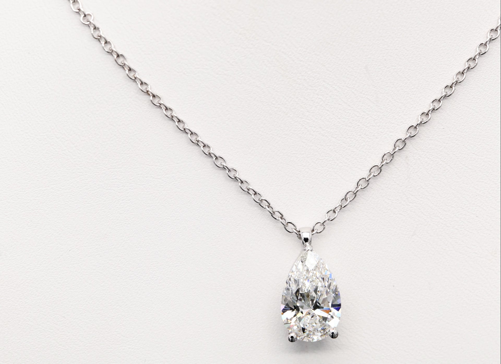 Diamanthalsband i 18k vitguld med en 3 ct päronslipad labbodlad diamant i solitär infattning.
