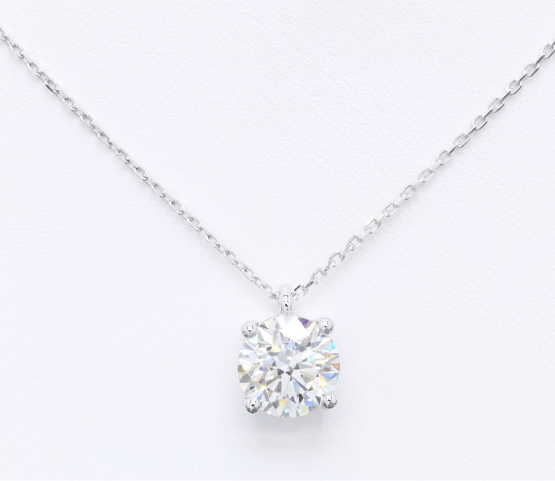 Diamanthalsband i 18k vitguld med en 3 ct briljantslipad labbodlad diamant i solitär infattning.