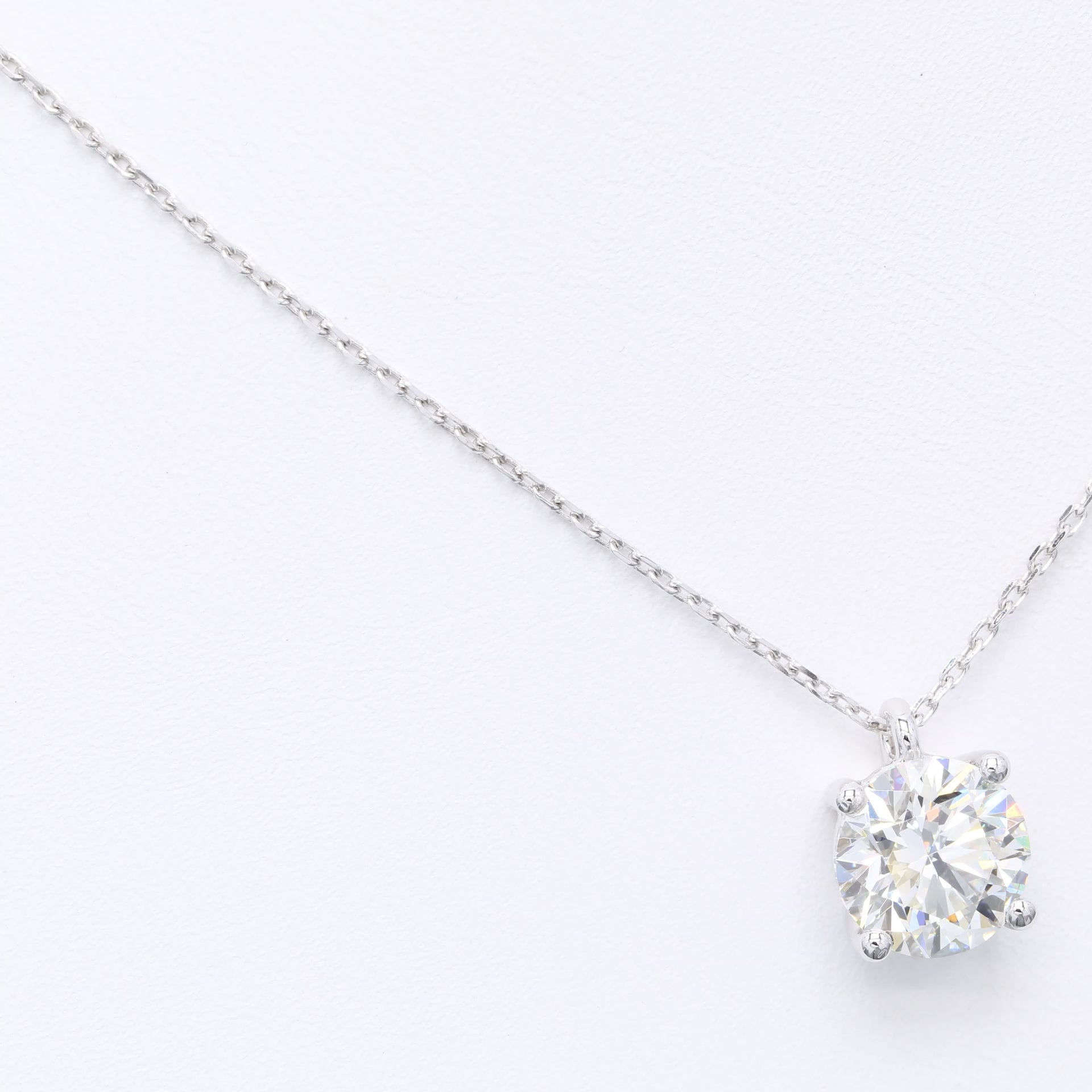 Diamanthalsband i 18k vitguld med en 3 ct briljantslipad labbodlad diamant i solitär infattning.