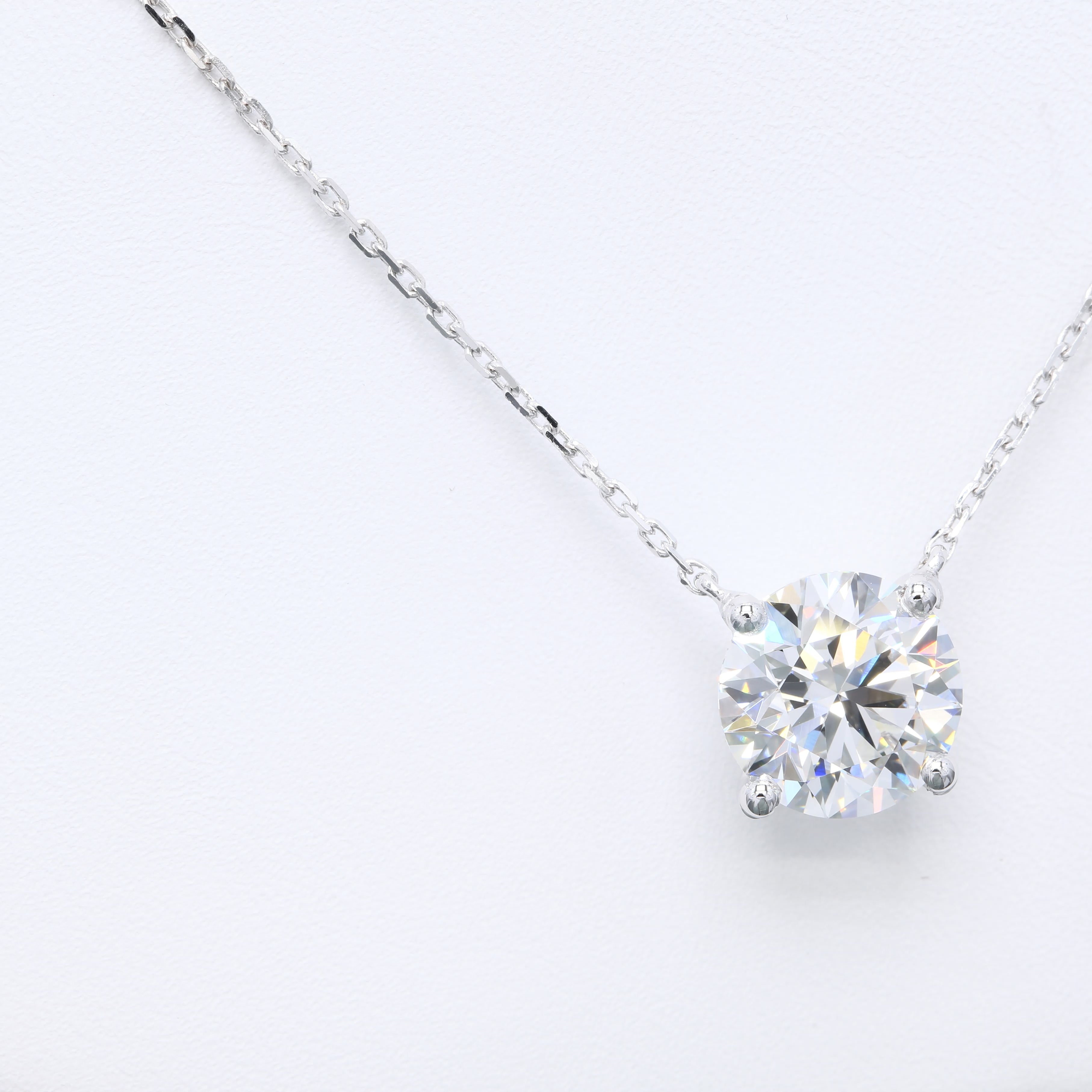Diamanthalsband i 18k vitguld med en 4 ct briljantslipad labbodlad diamant i solitär infattning.