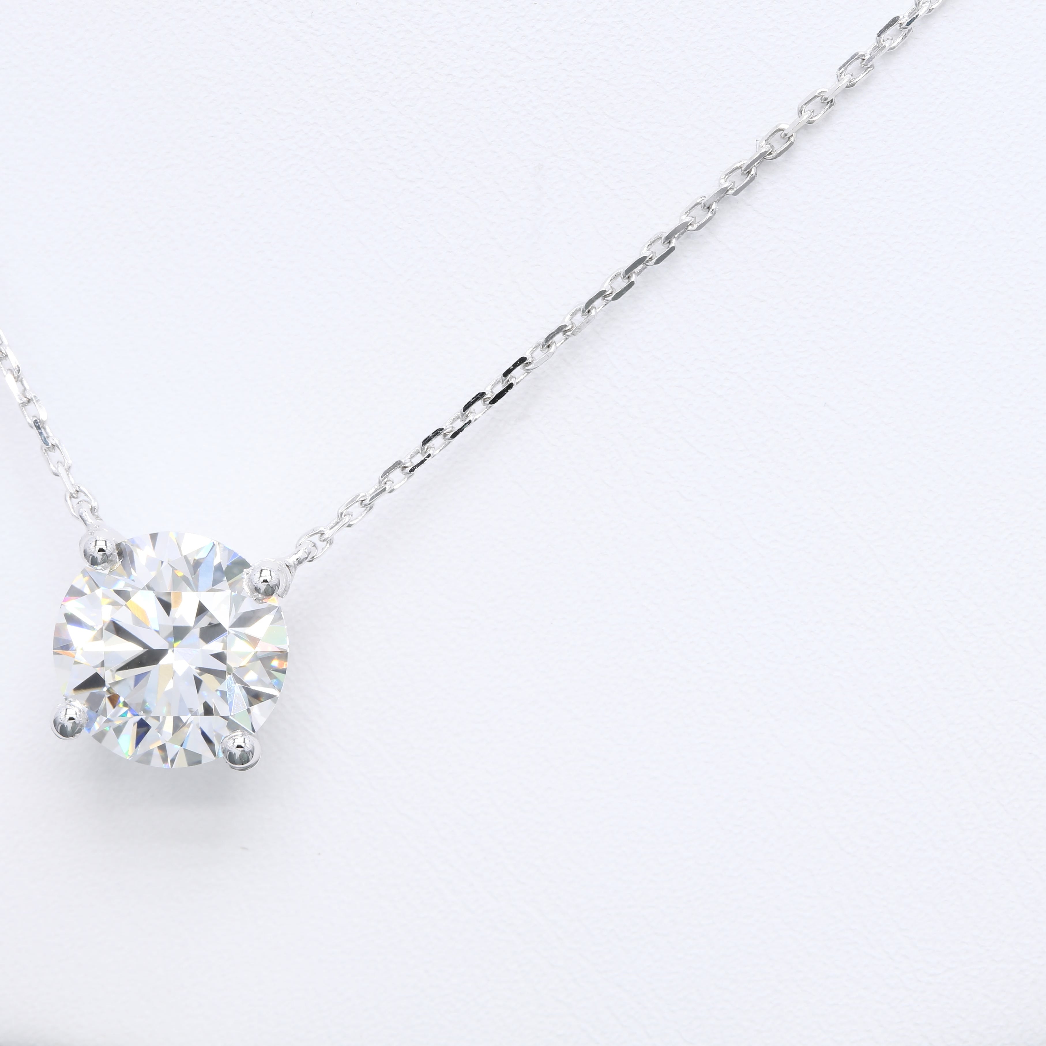 Diamanthalsband i 18k vitguld med en 4 ct briljantslipad labbodlad diamant i solitär infattning.