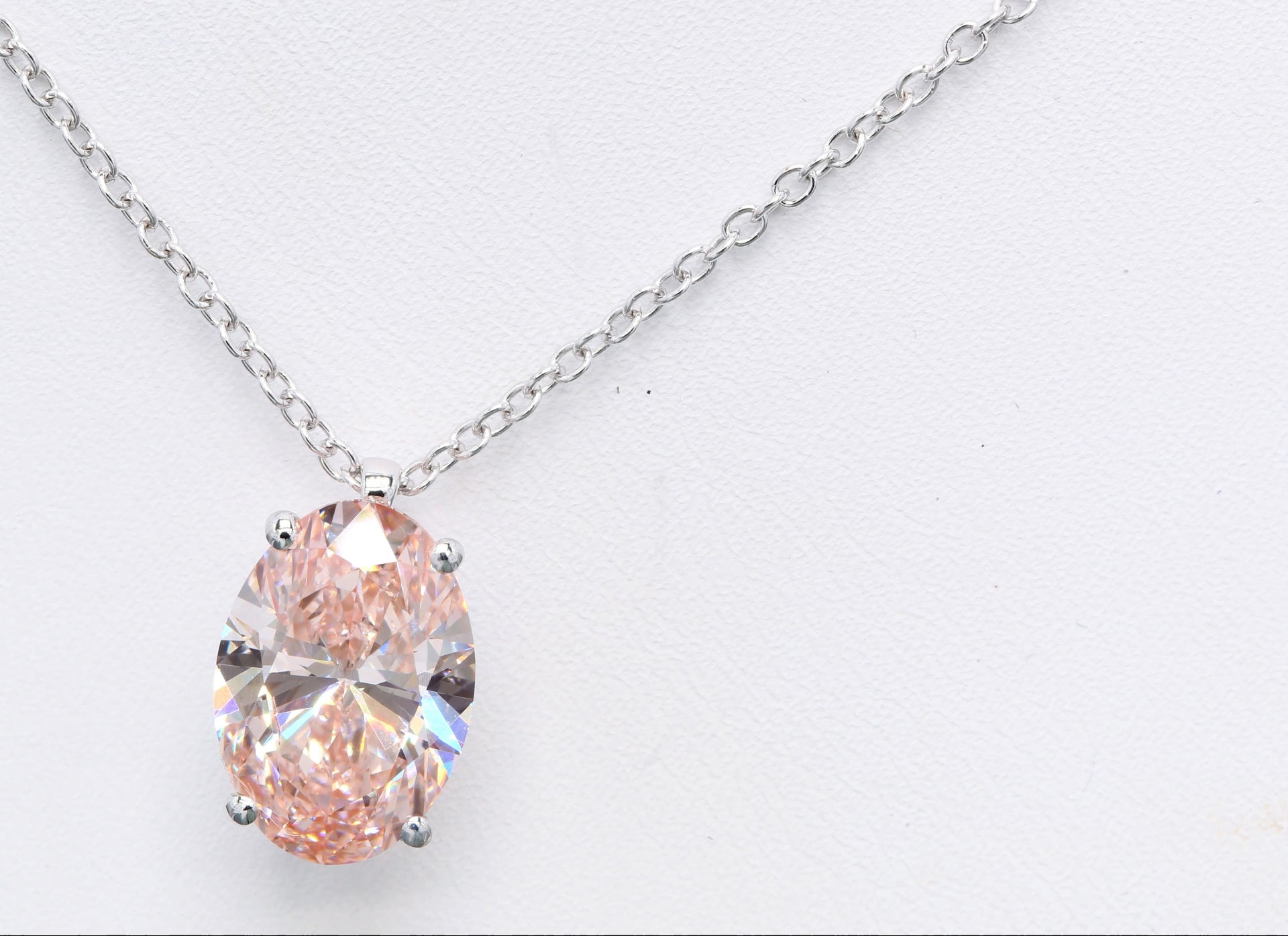 Diamanthalsband i 18k vitguld med en 5 ct rosa ovalslipad labbodlad diamant i solitär infattning.