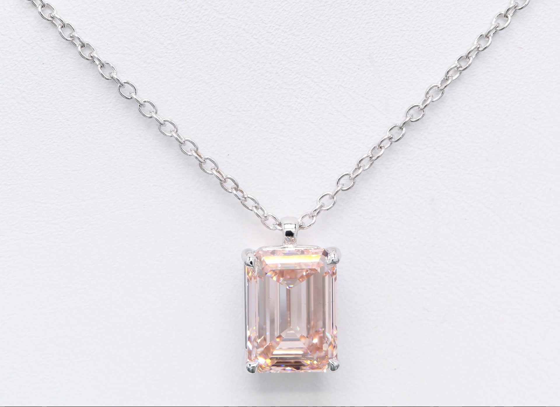 Diamanthalsband i 18k vitguld med en 5 ct rosa smaragdslipad labbodlad diamant i solitär infattning.