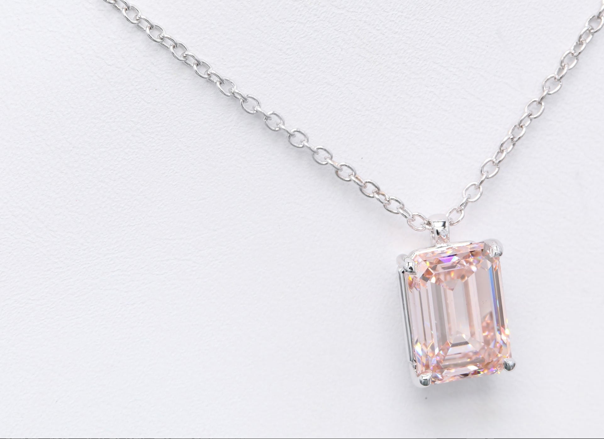 Diamanthalsband i 18k vitguld med en 5 ct rosa smaragdslipad labbodlad diamant i solitär infattning.