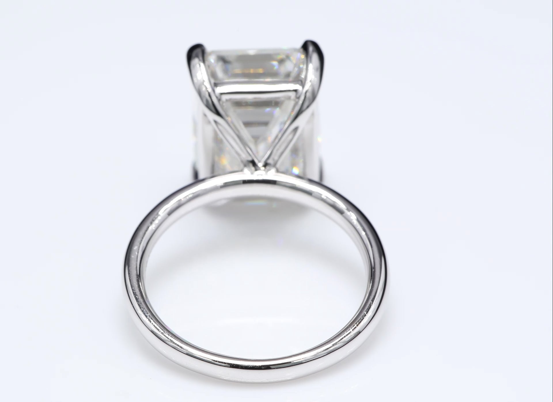 Diamantring i 18k vitguld med en 10 ct smaragdslipad labbodlad diamant i solitär infattning.