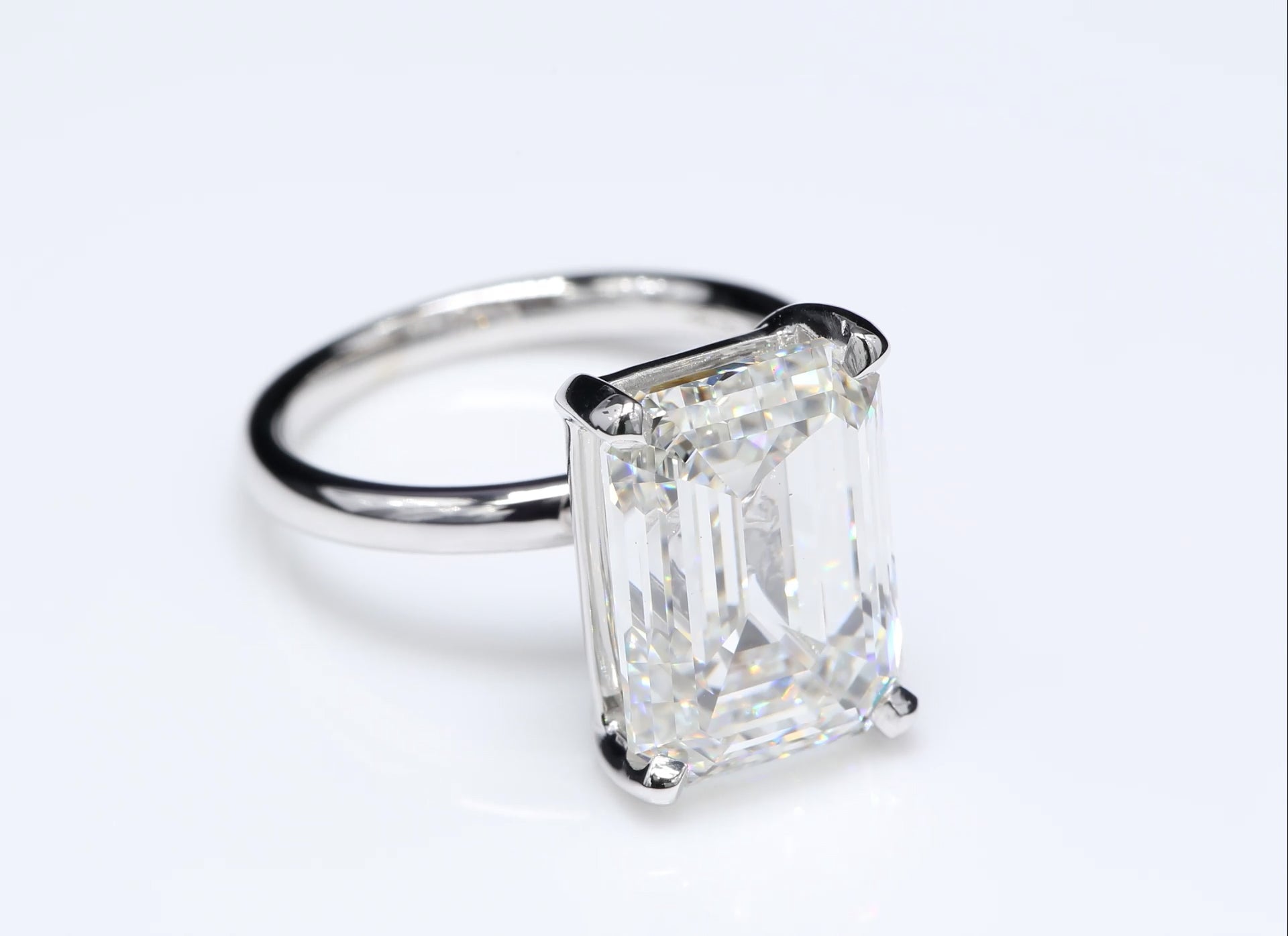 Diamantring i 18k vitguld med en 10 ct smaragdslipad labbodlad diamant i solitär infattning.