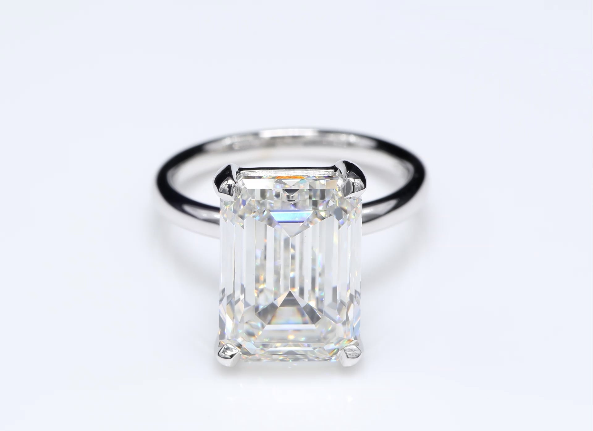 Diamantring i 18k vitguld med en 10 ct smaragdslipad labbodlad diamant i solitär infattning.