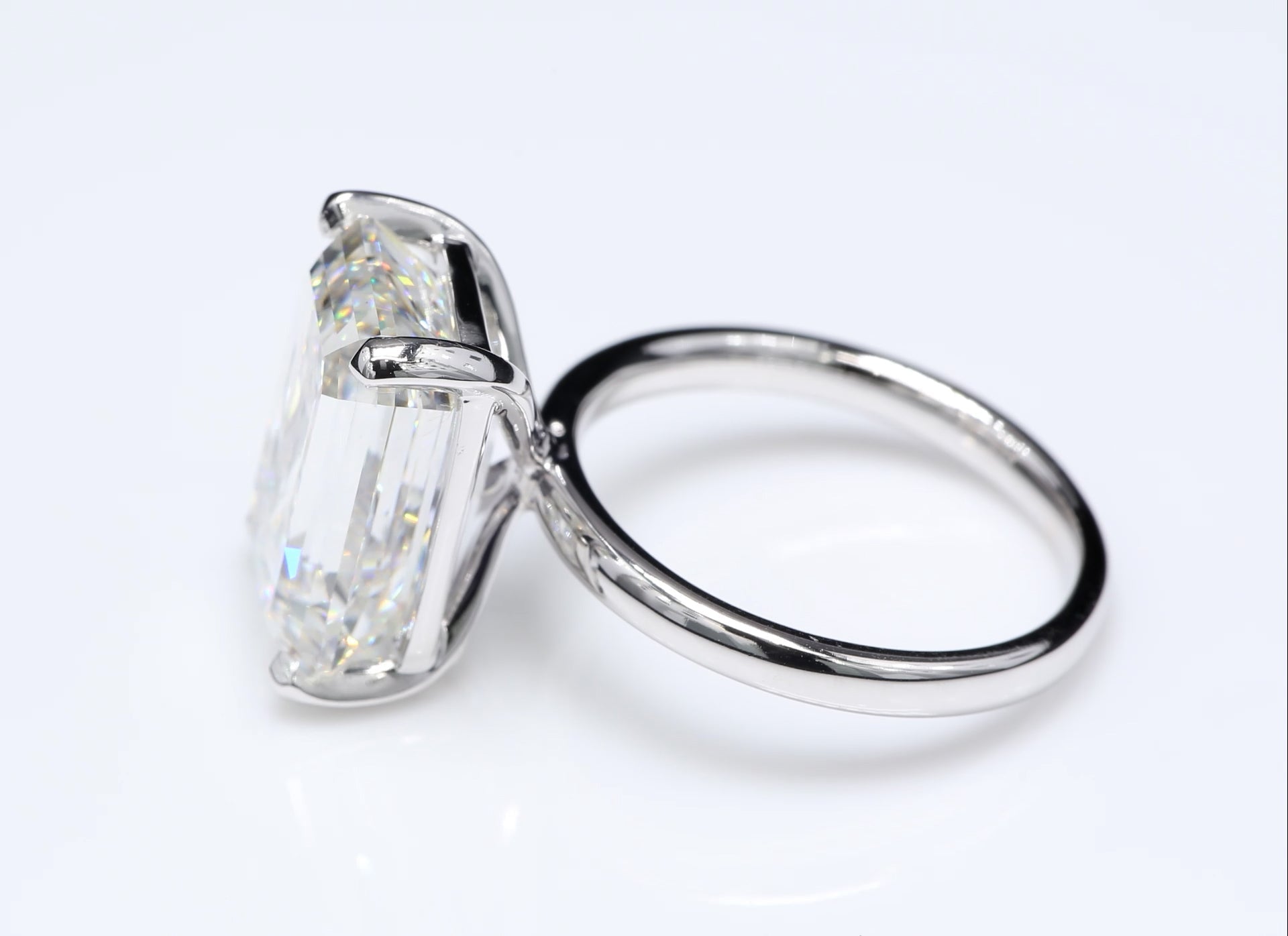 Diamantring i 18k vitguld med en 10 ct smaragdslipad labbodlad diamant i solitär infattning.