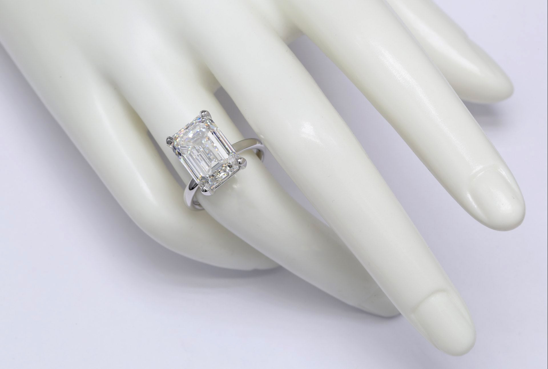 Diamantring i 18k vitguld med en 10 ct smaragdslipad labbodlad diamant i solitär infattning.