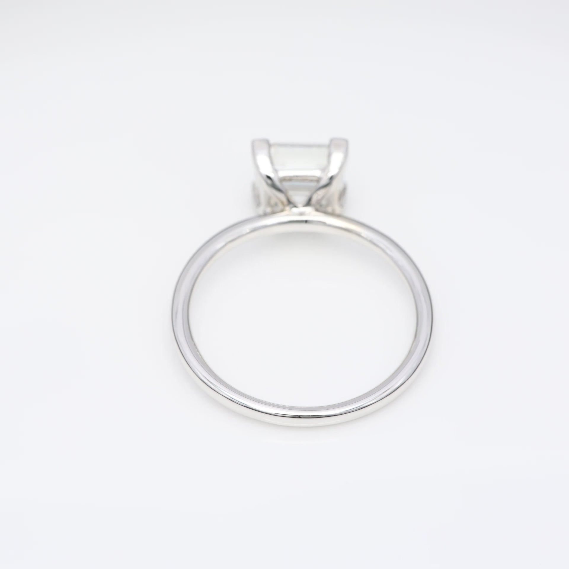 Diamantring i 18k vitguld med en 2 ct kuddslipad labbodlad diamant i solitär infattning.