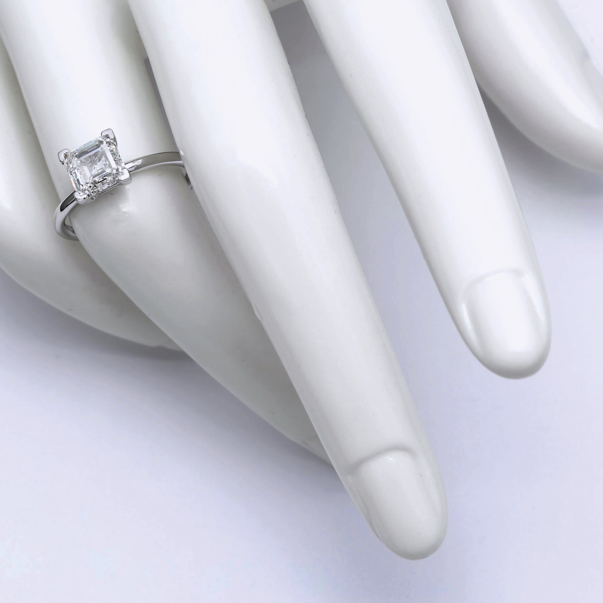 Diamantring i 18k vitguld med en 2 ct kuddslipad labbodlad diamant i solitär infattning.