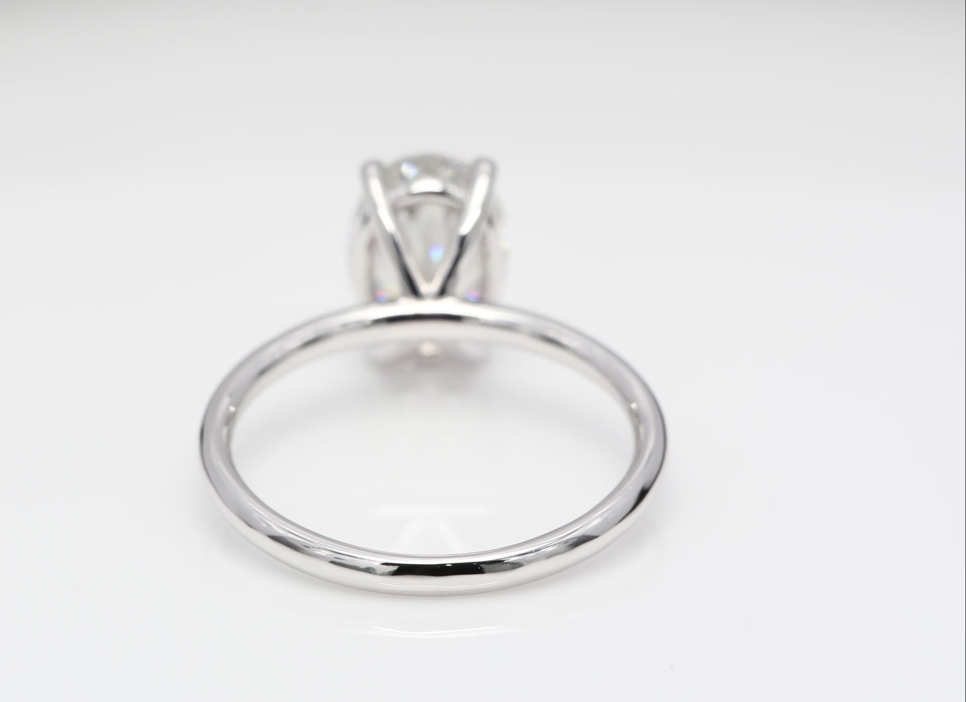 Diamantring i 18k vitguld med en 2 ct ovalslipad labbodlad diamant i solitär infattning.