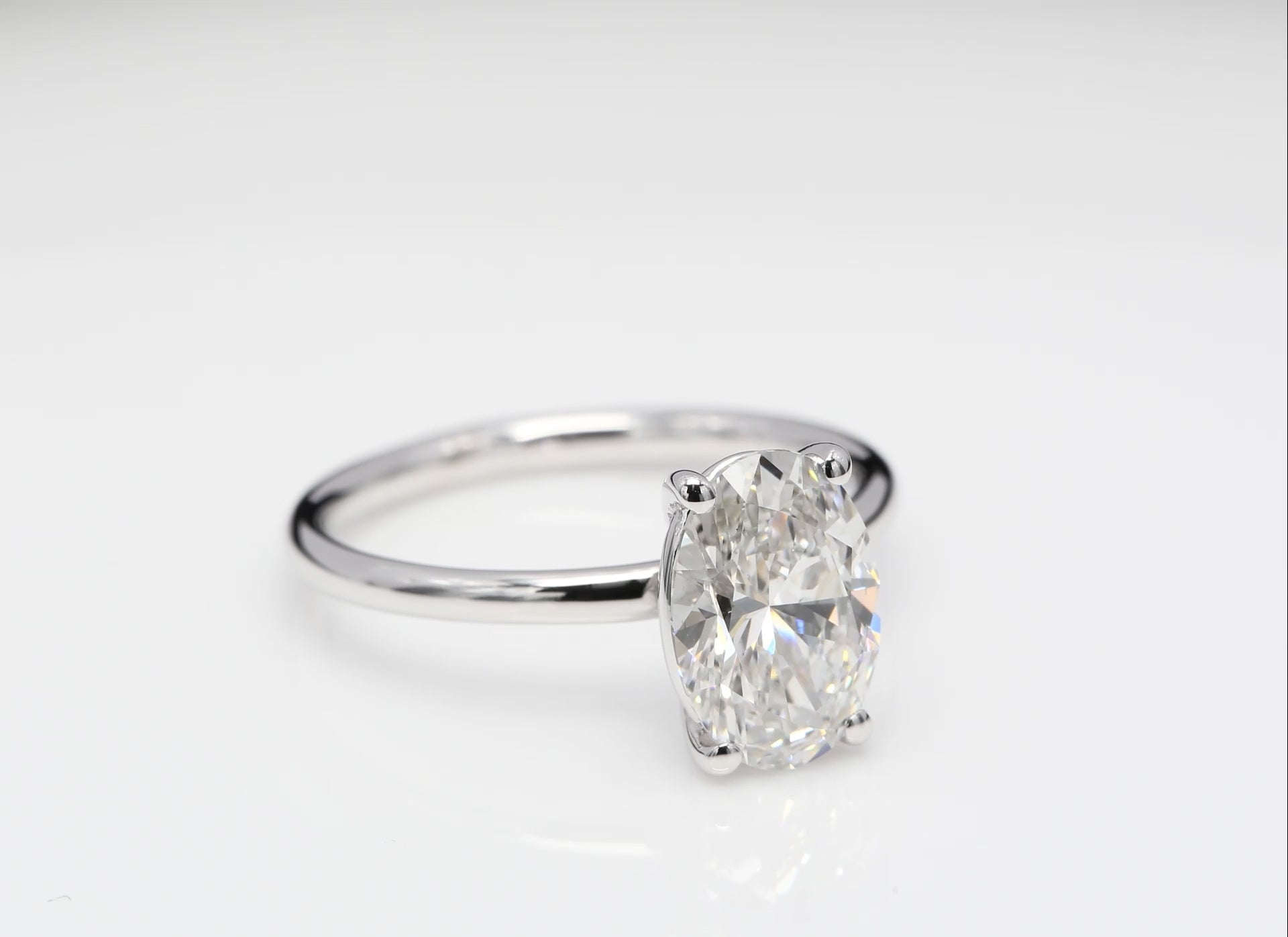 Diamantring i 18k vitguld med en 2 ct ovalslipad labbodlad diamant i solitär infattning.