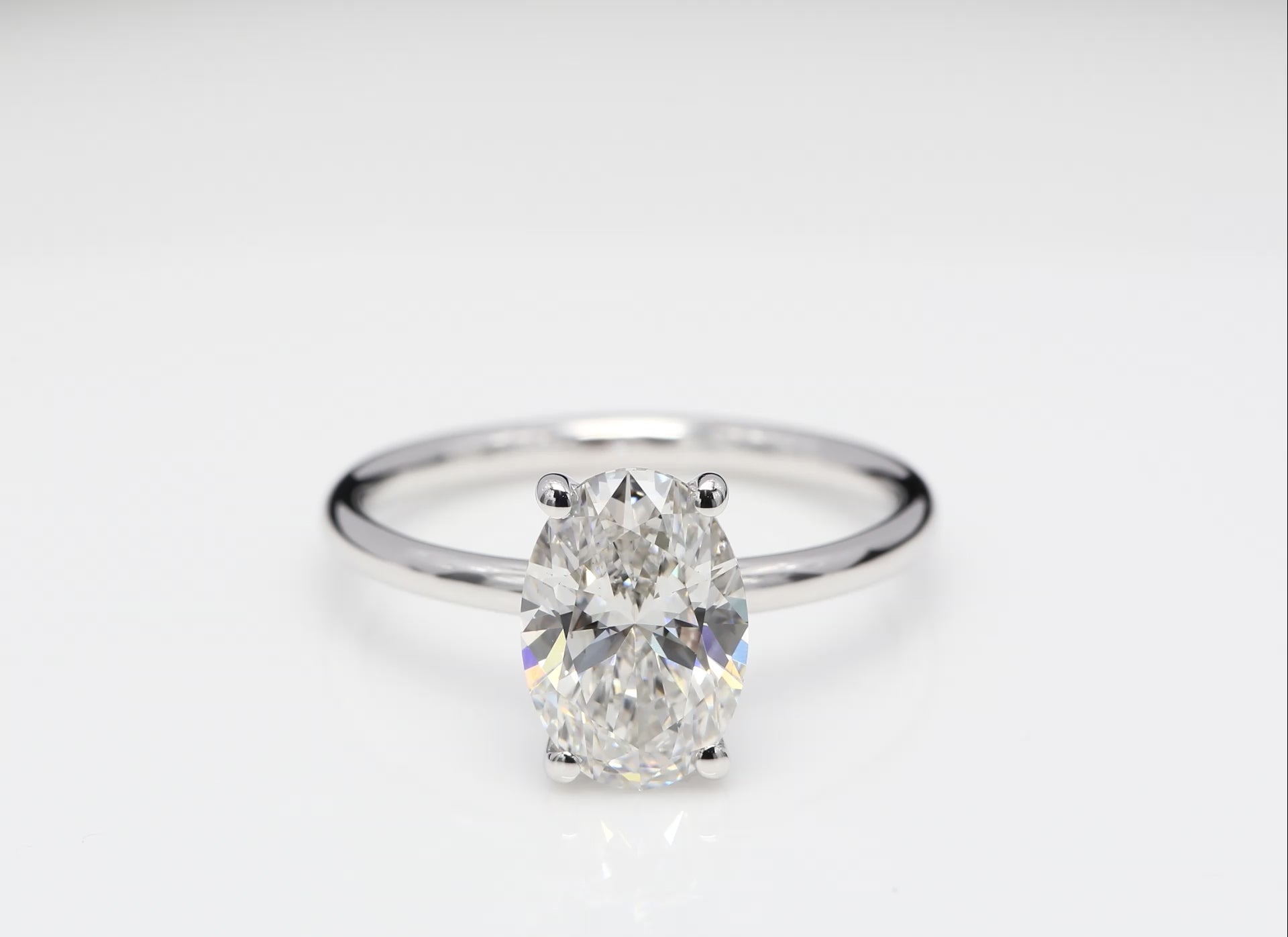 Diamantring i 18k vitguld med en 2 ct ovalslipad labbodlad diamant i solitär infattning.