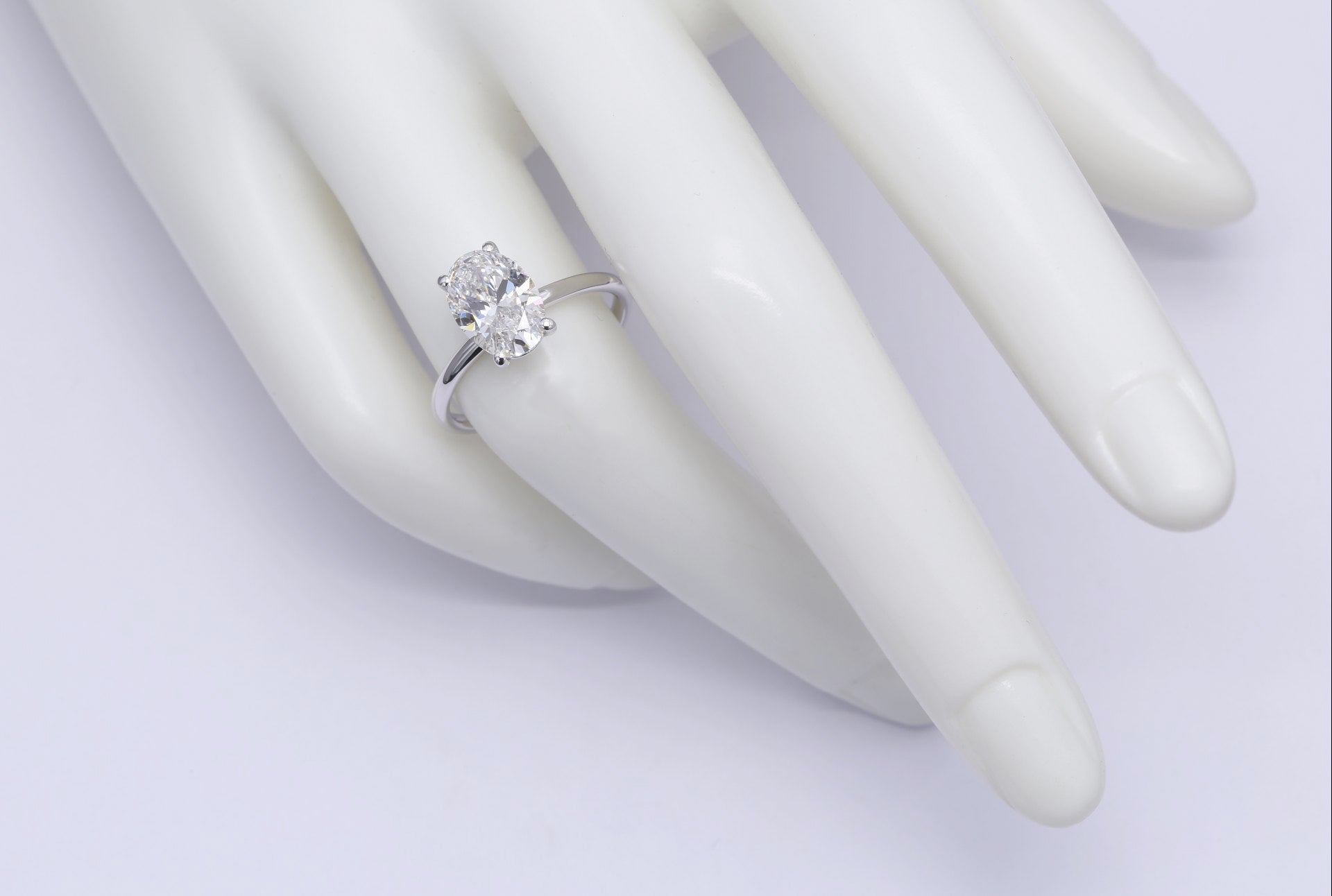 Diamantring i 18k vitguld med en 2 ct ovalslipad labbodlad diamant i solitär infattning.