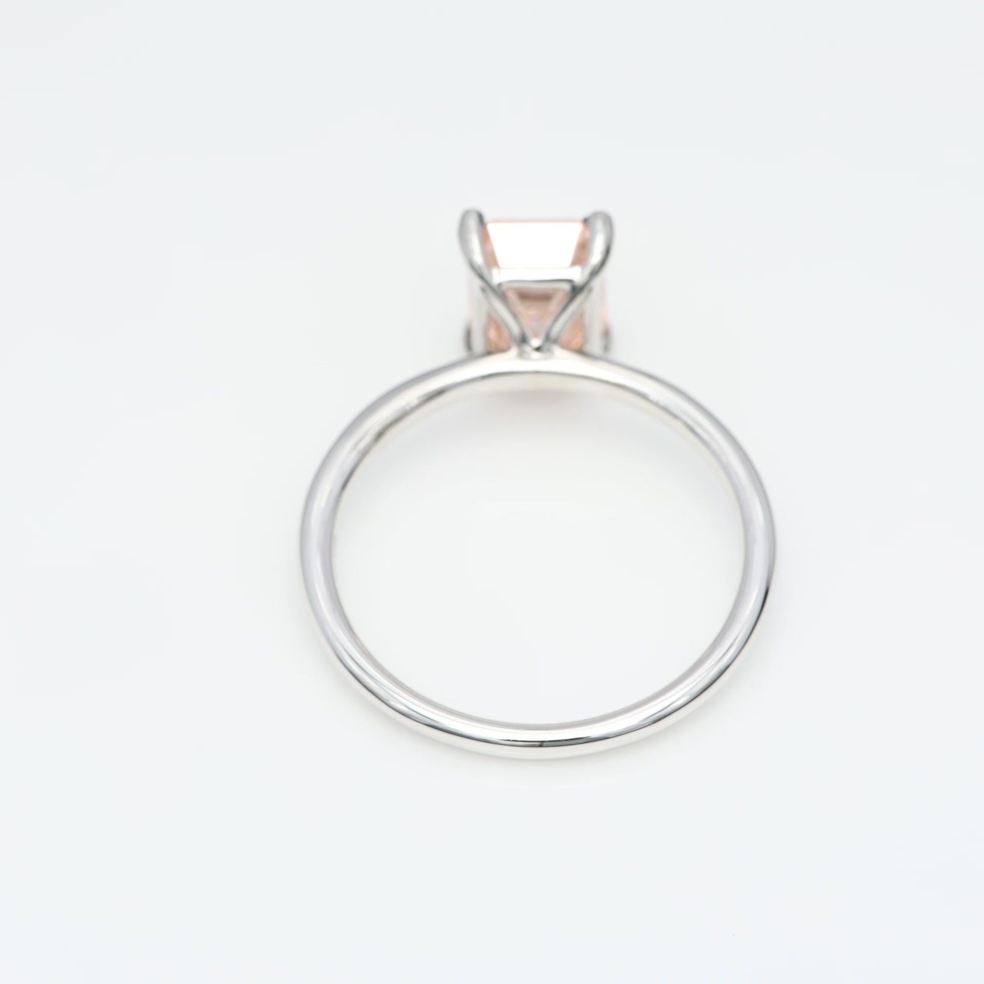 Diamantring i 18k vitguld med en 2 ct rosa smaragdslipad labbodlad diamant i solitär infattning.