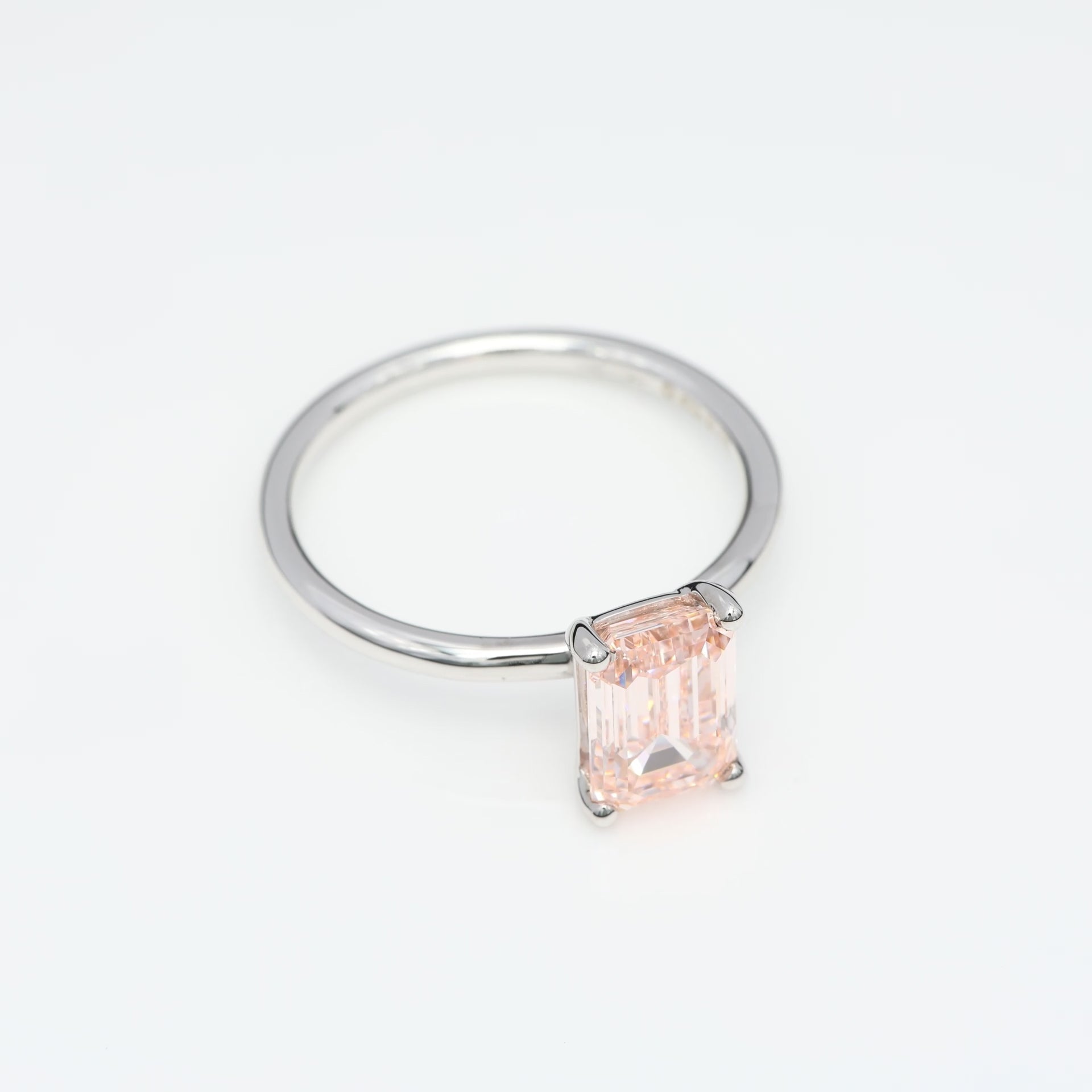 Diamantring i 18k vitguld med en 2 ct rosa smaragdslipad labbodlad diamant i solitär infattning.