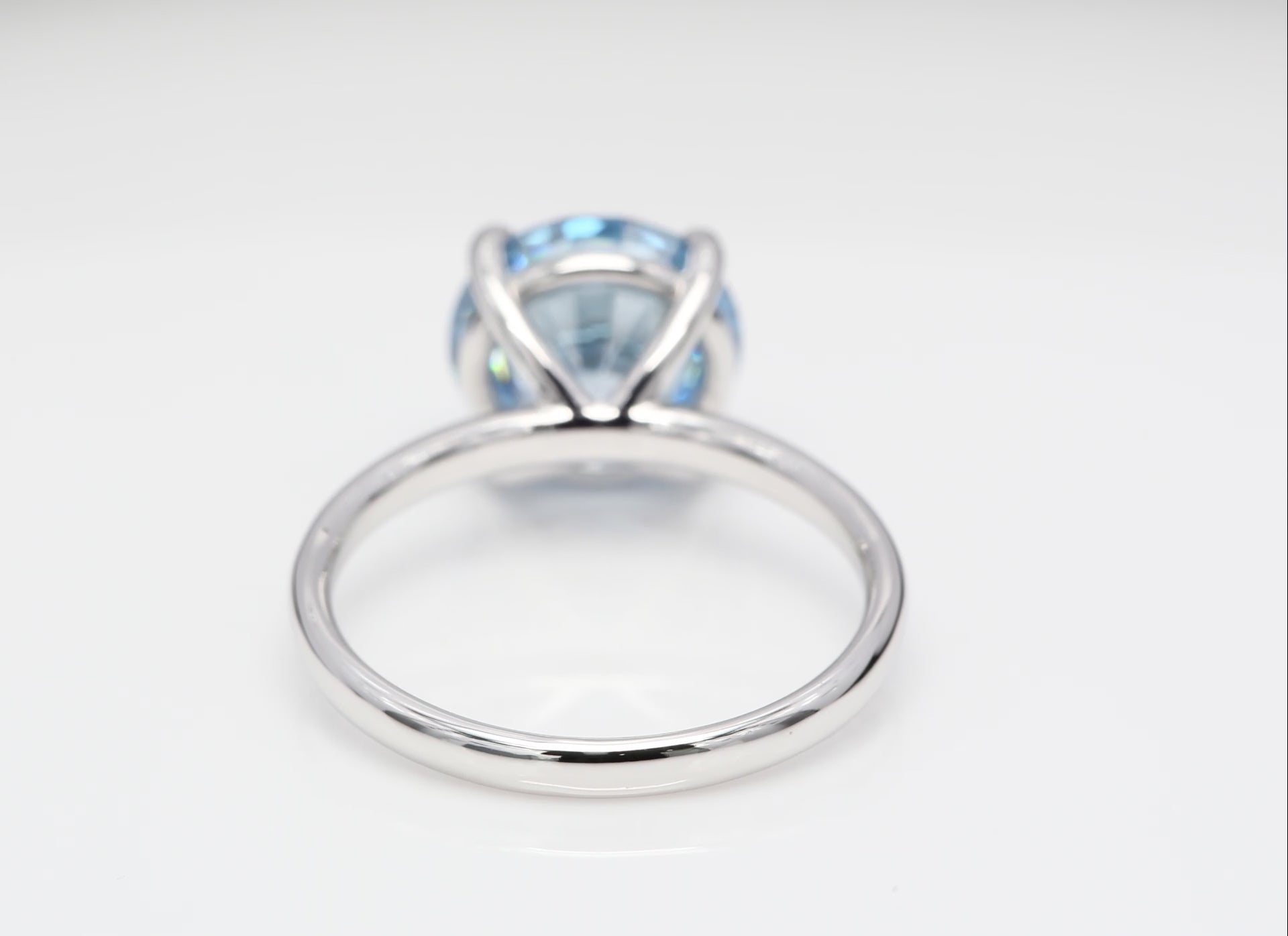 Diamantring i 18k vitguld med en 3 ct blå briljantslipad labbodlad diamant i solitär infattning.