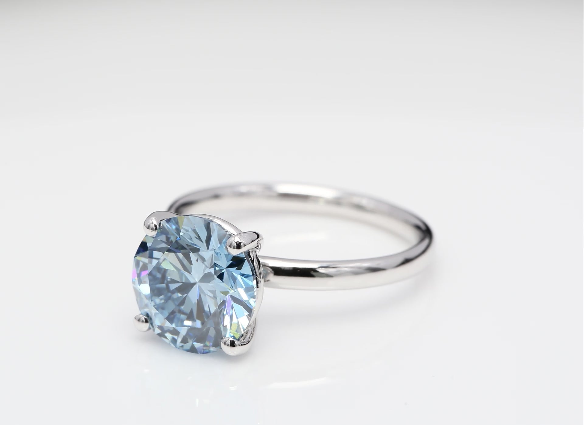 Diamantring i 18k vitguld med en 3 ct blå briljantslipad labbodlad diamant i solitär infattning.