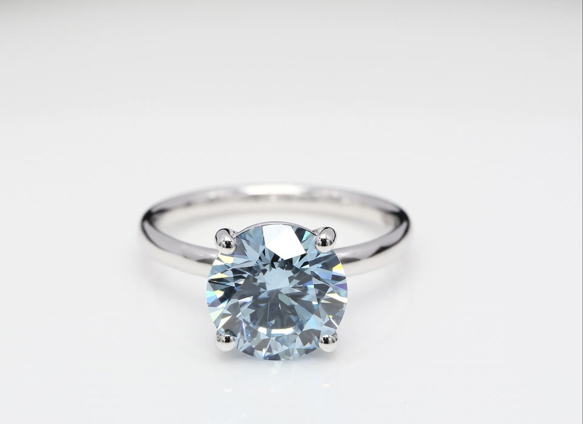 Diamantring i 18k vitguld med en 3 ct blå briljantslipad labbodlad diamant i solitär infattning.