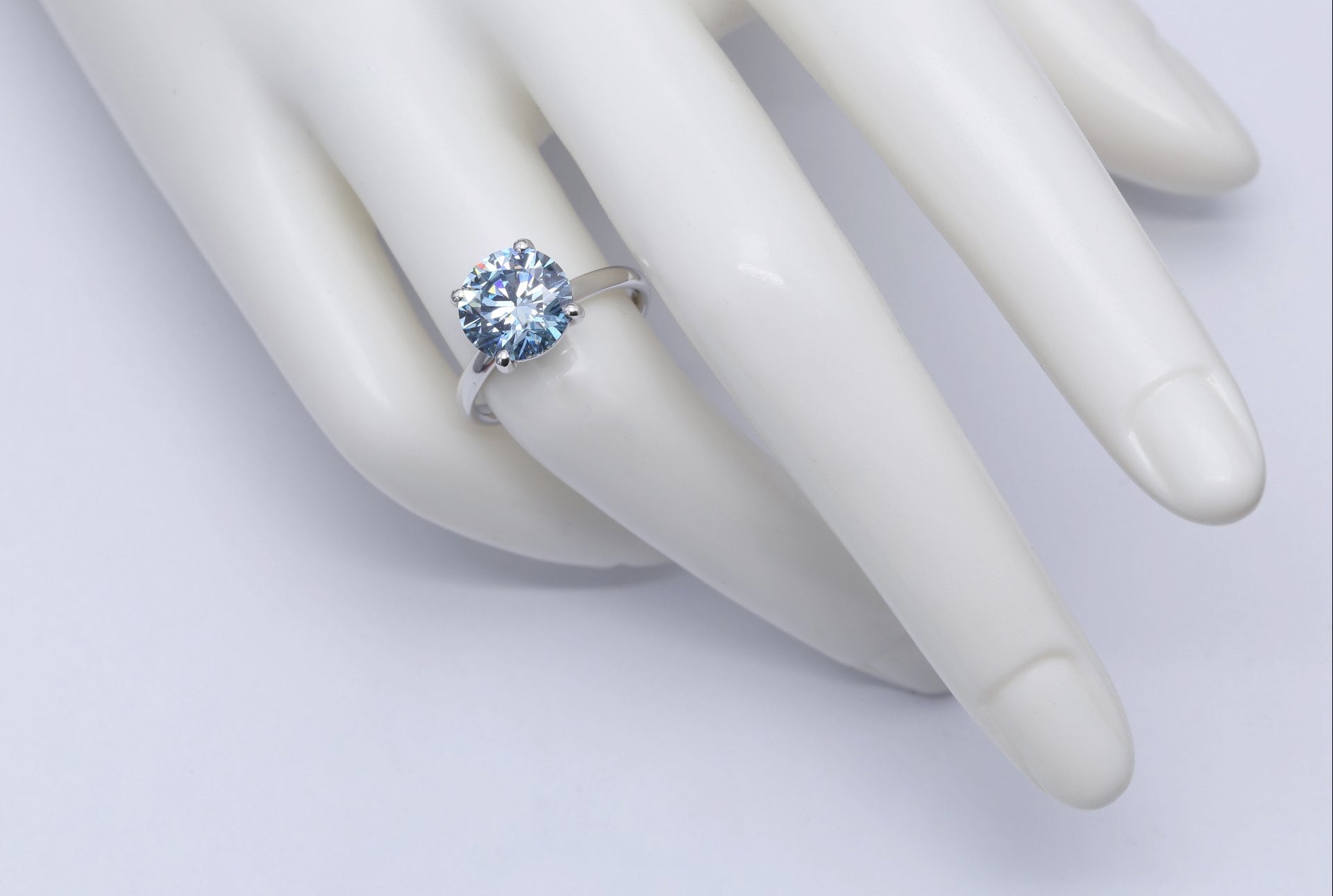 Diamantring i 18k vitguld med en 3 ct blå briljantslipad labbodlad diamant i solitär infattning.