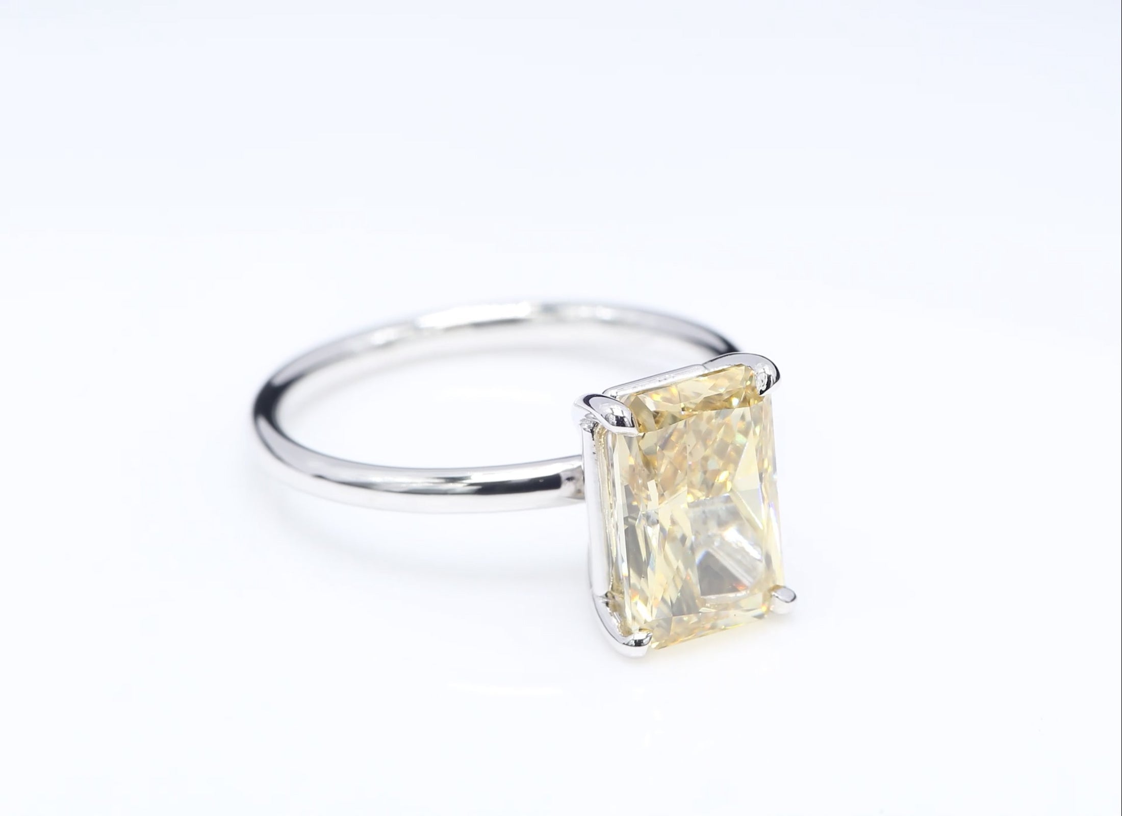 Diamantring i 18k vitguld med en 3 ct gul smaragdslipad labbodlad diamant i solitär infattning.