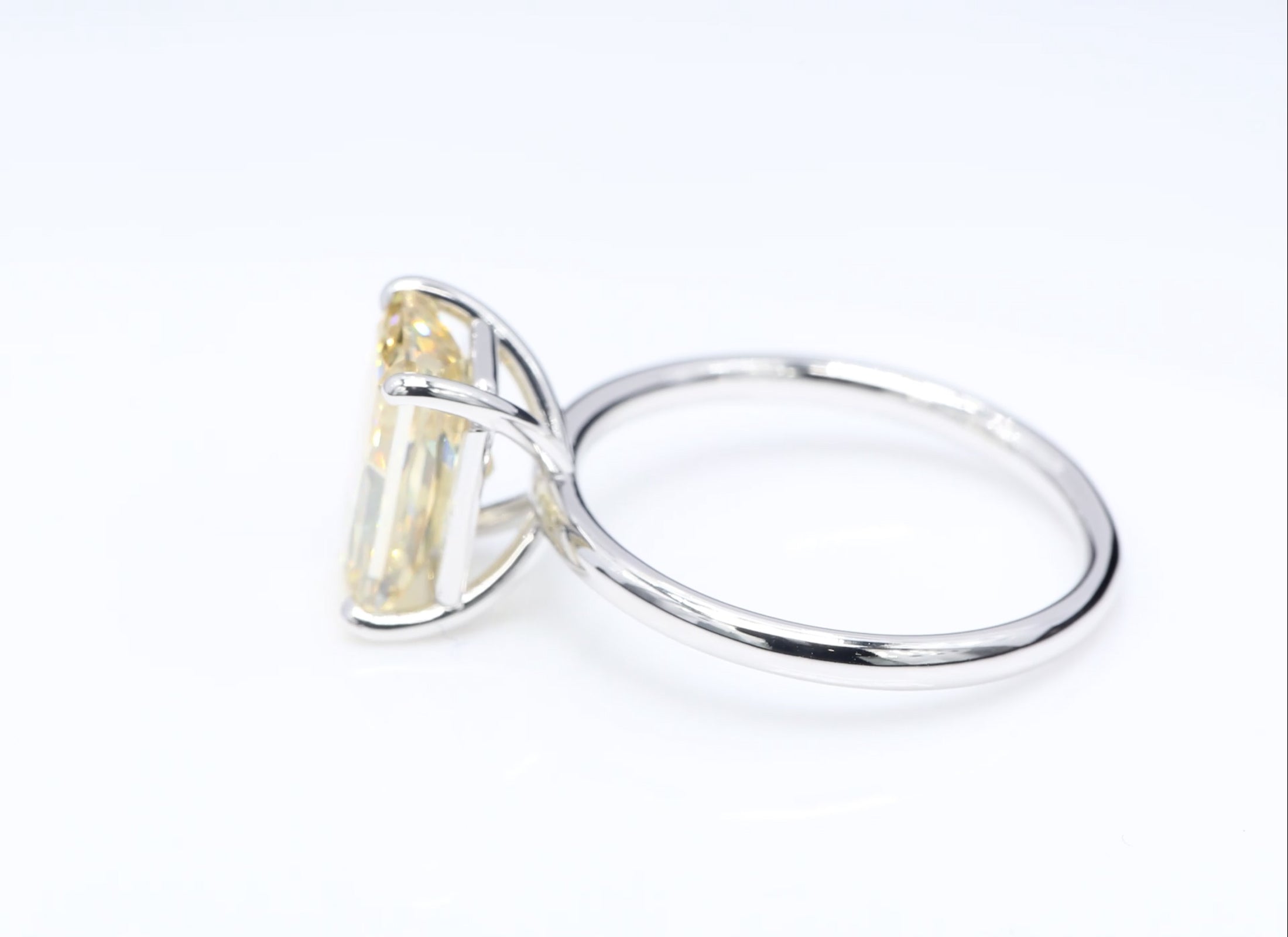 Diamantring i 18k vitguld med en 3 ct gul smaragdslipad labbodlad diamant i solitär infattning.