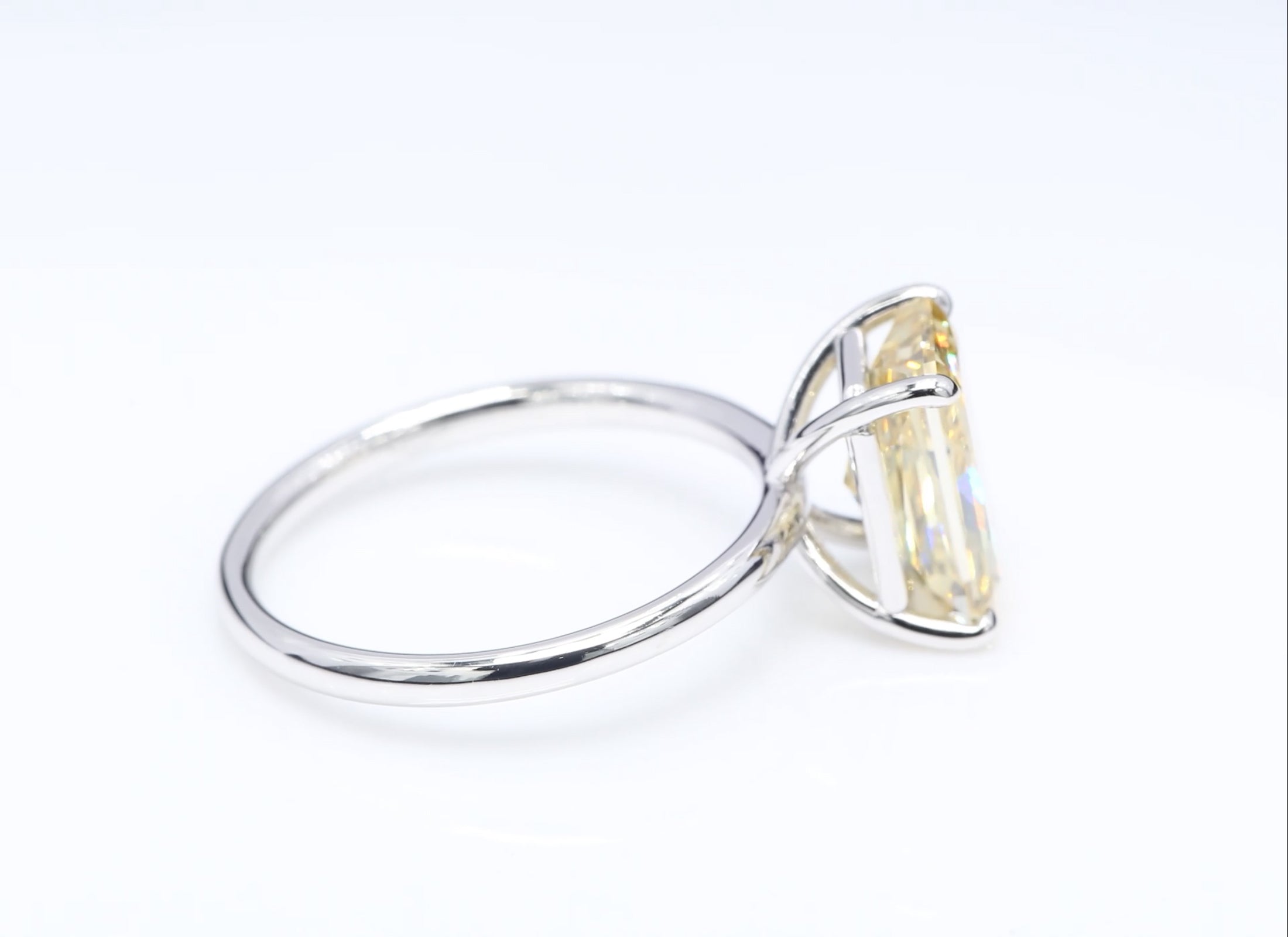 Diamantring i 18k vitguld med en 3 ct gul smaragdslipad labbodlad diamant i solitär infattning.