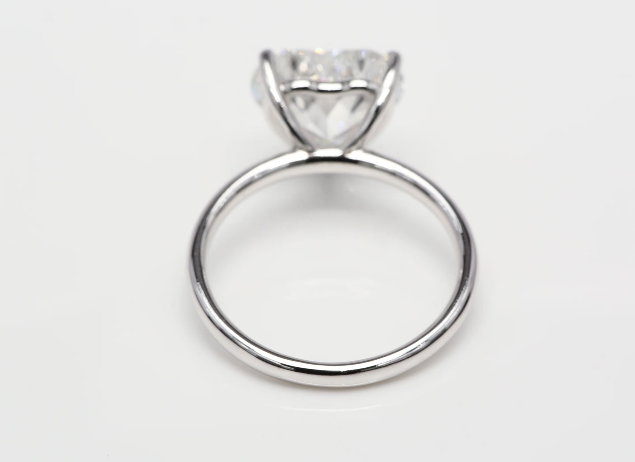 Diamantring i 18k vitguld med en 2 ct hjärtslipad labbodlad diamant i solitär infattning.