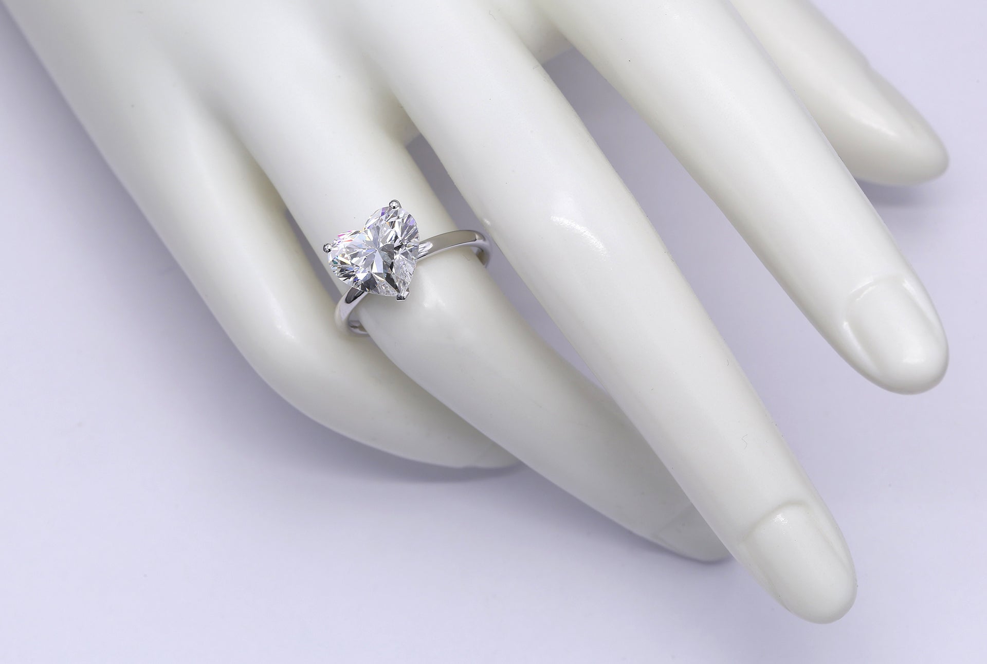 Diamantring i 18k vitguld med en 2 ct hjärtslipad labbodlad diamant i solitär infattning.