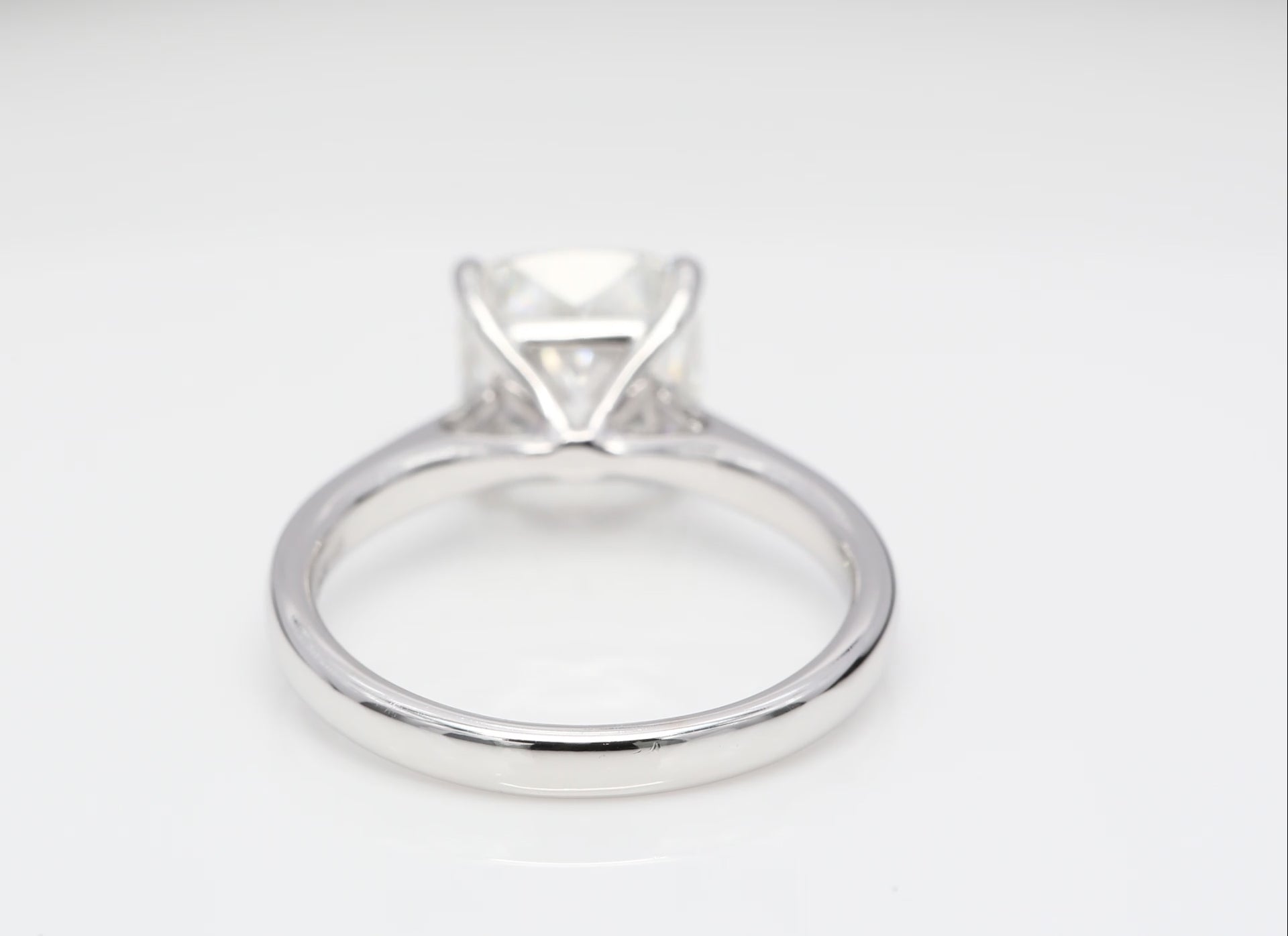 Diamantring i 18k vitguld med en 3 ct kuddslipad labbodlad diamant i solitär infattning.