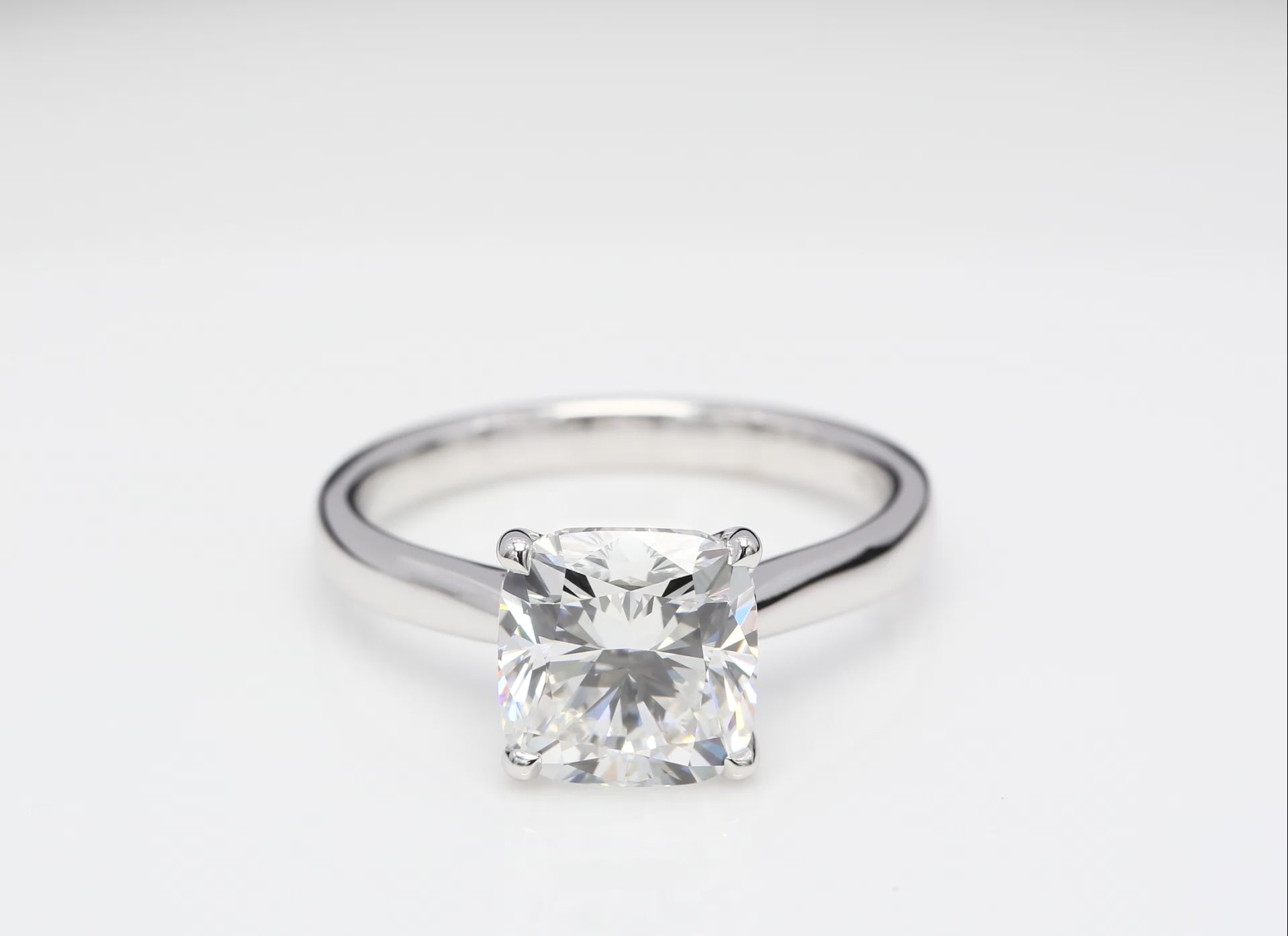 Diamantring i 18k vitguld med en 3 ct kuddslipad labbodlad diamant i solitär infattning.