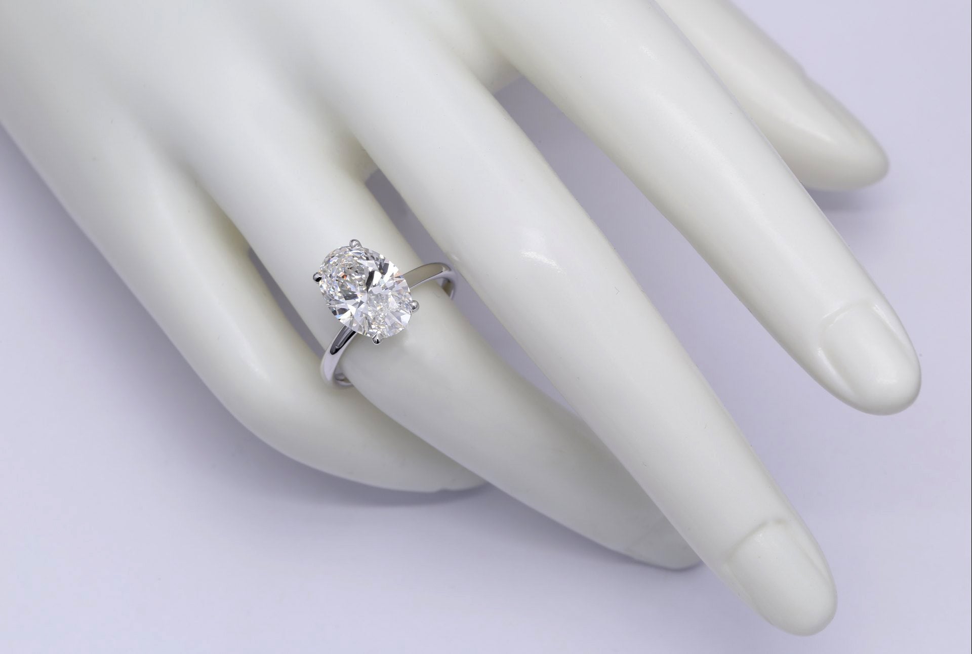 Diamantring i 18k vitguld med en 3 ct ovalslipad labbodlad diamant i solitär infattning.