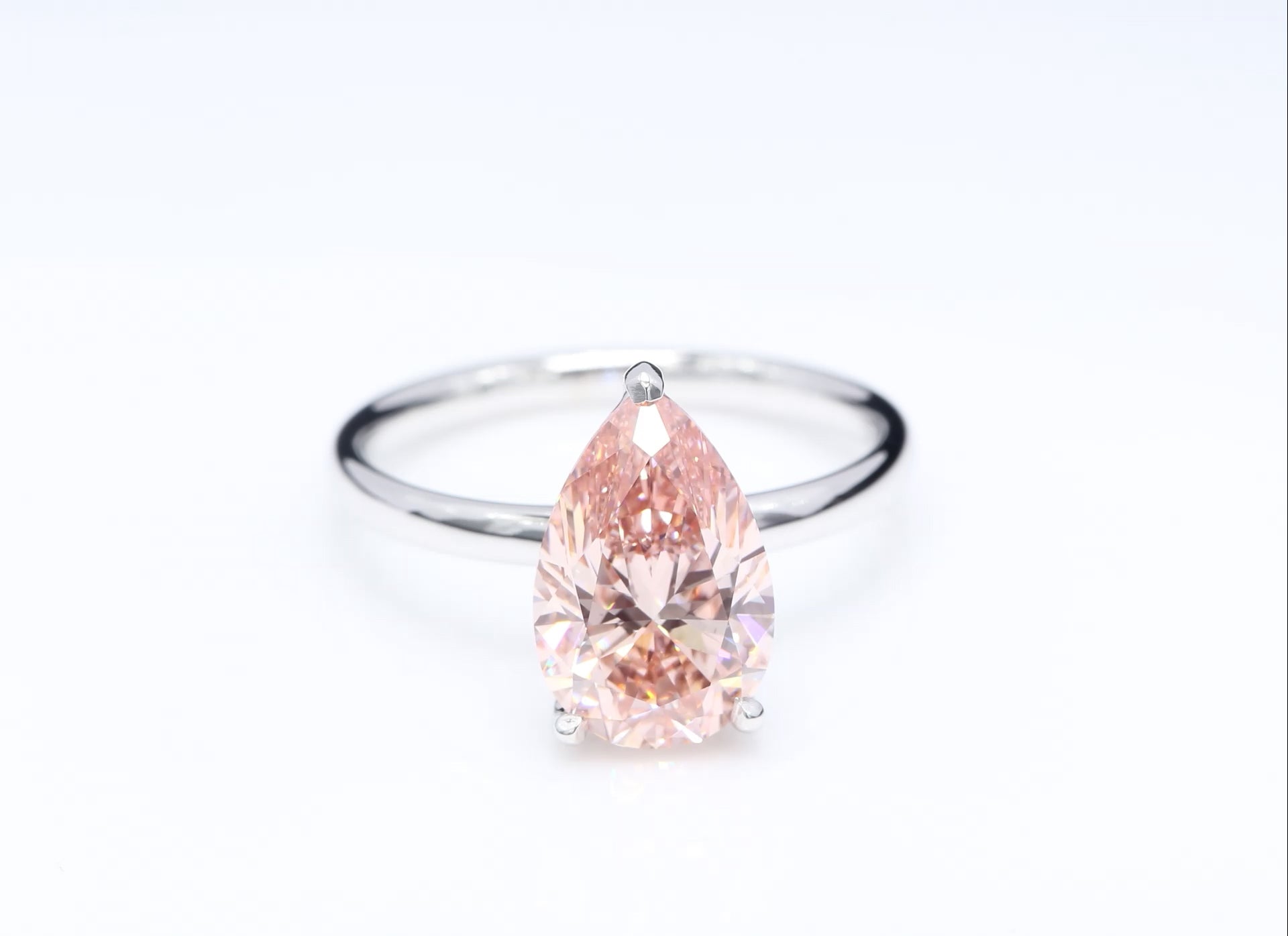 Diamantring i 18k vitguld med en 3 ct rosa päronslipad labbodlad diamant i solitär infattning.