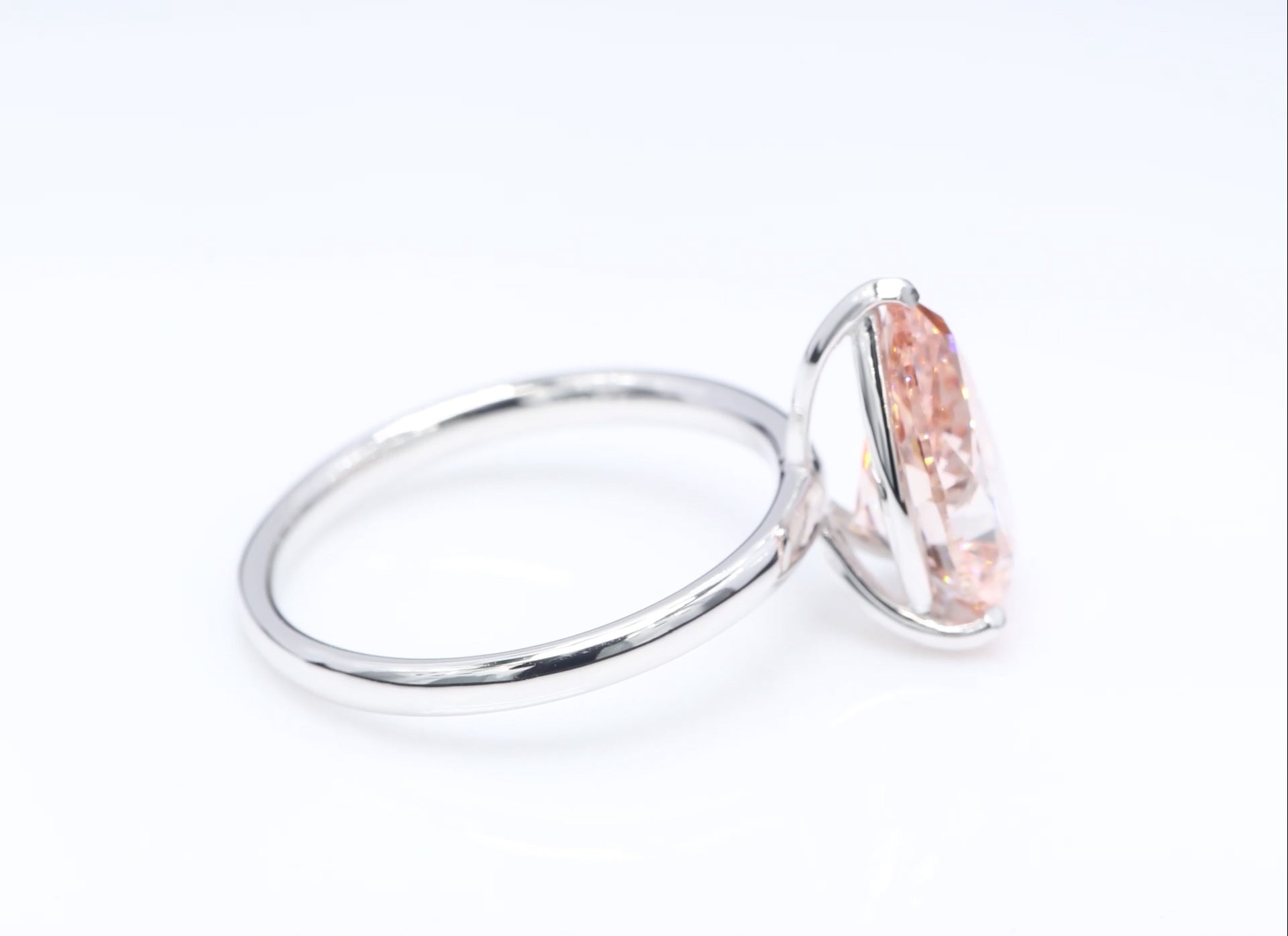 Diamantring i 18k vitguld med en 3 ct rosa päronslipad labbodlad diamant i solitär infattning.