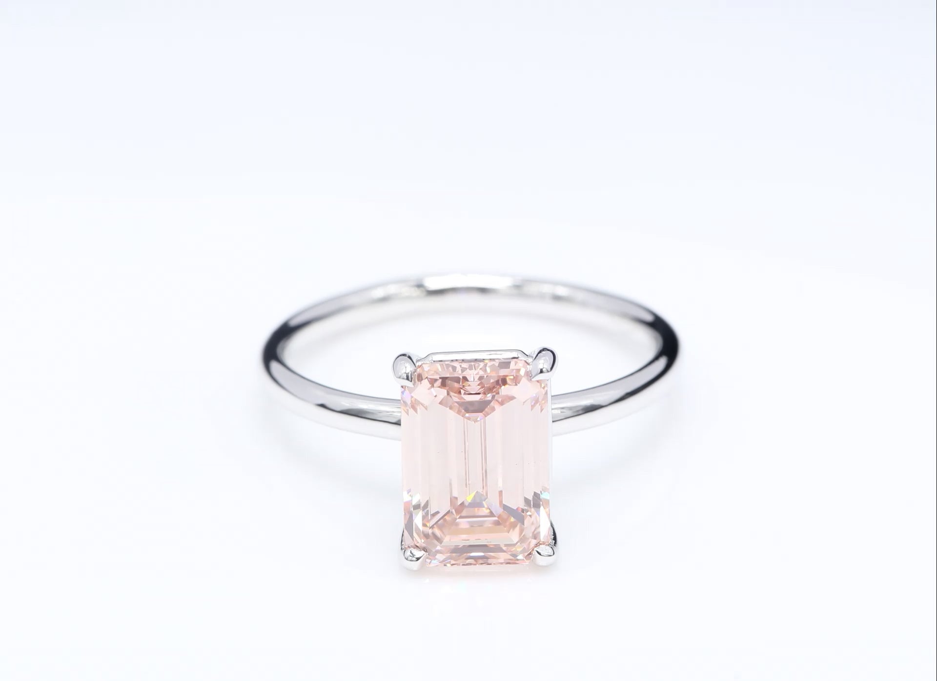 Diamantring i 18k vitguld med en 3 ct rosa smaragdslipad labbodlad diamant i solitär infattning.