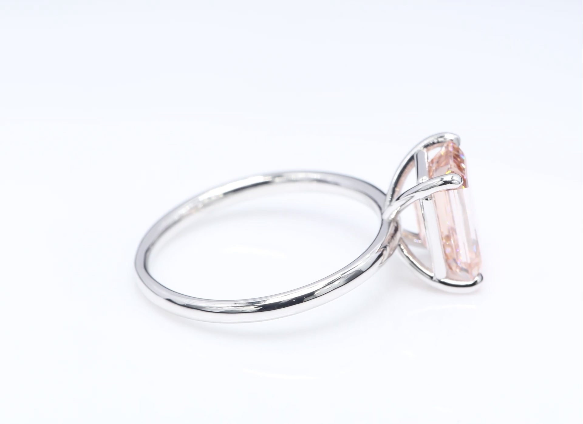 Diamantring i 18k vitguld med en 3 ct rosa smaragdslipad labbodlad diamant i solitär infattning.