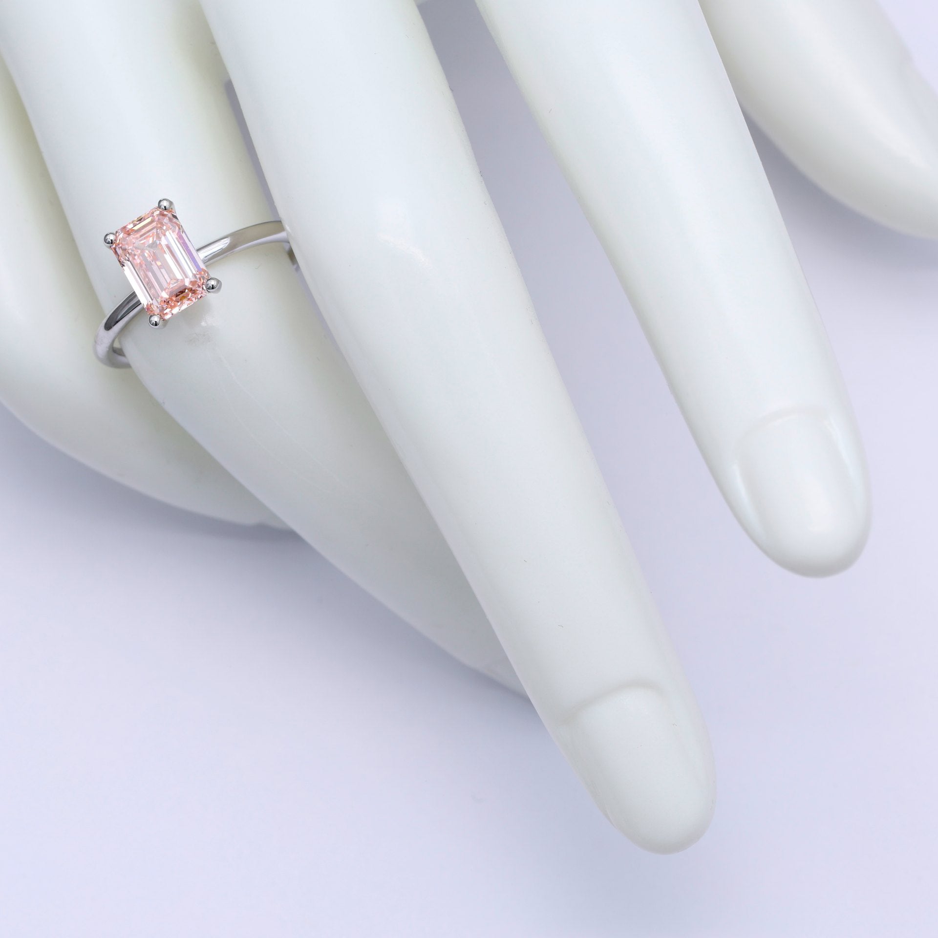 Diamantring i 18k vitguld med en 3 ct rosa smaragdslipad labbodlad diamant i solitär infattning.