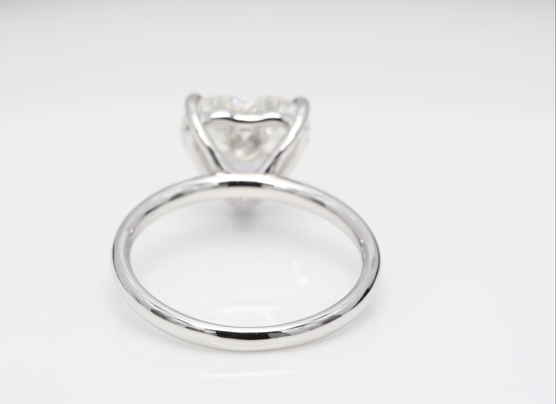 Diamantring i 18k vitguld med en 4 ct hjärtslipad labbodlad diamant i solitär infattning.