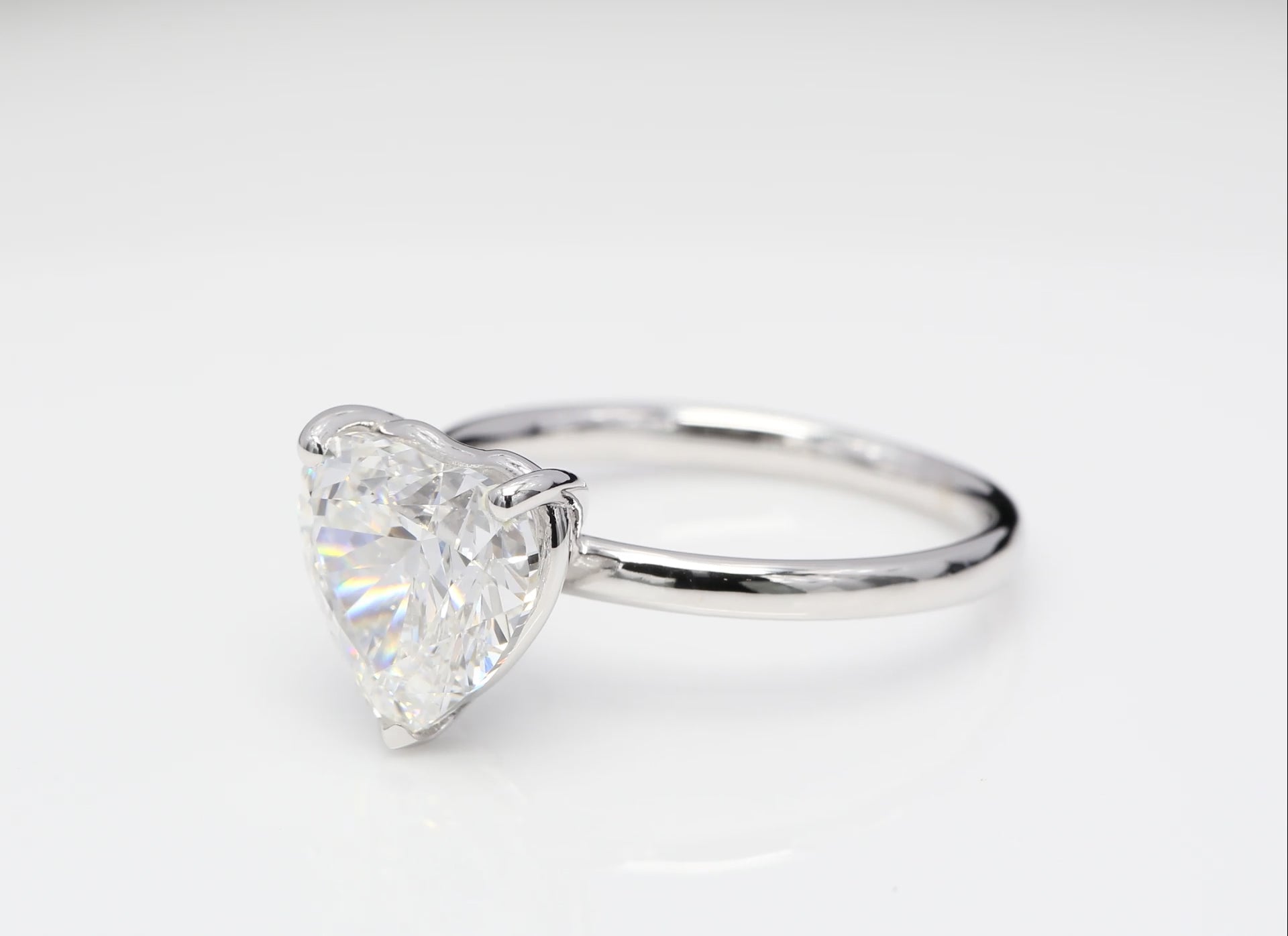 Diamantring i 18k vitguld med en 4 ct hjärtslipad labbodlad diamant i solitär infattning.